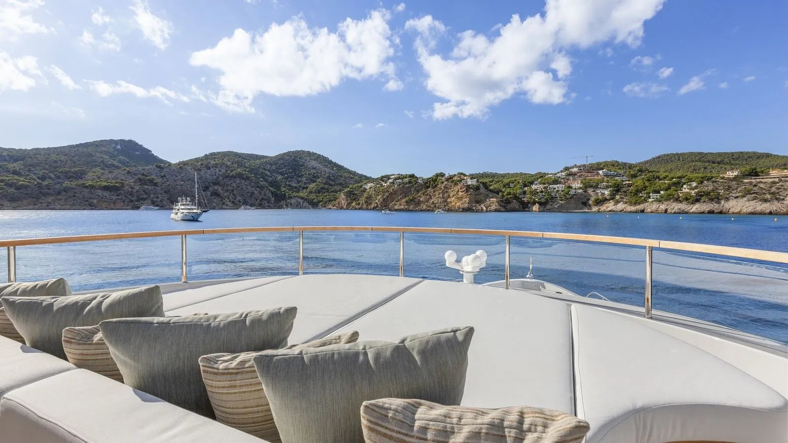 LIV LOVE yacht detail photo