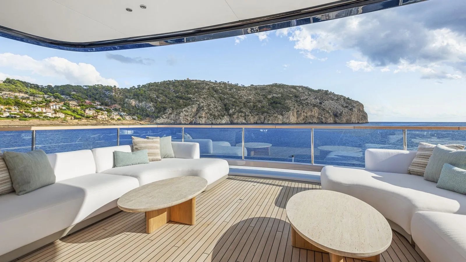 LIV LOVE yacht detail photo