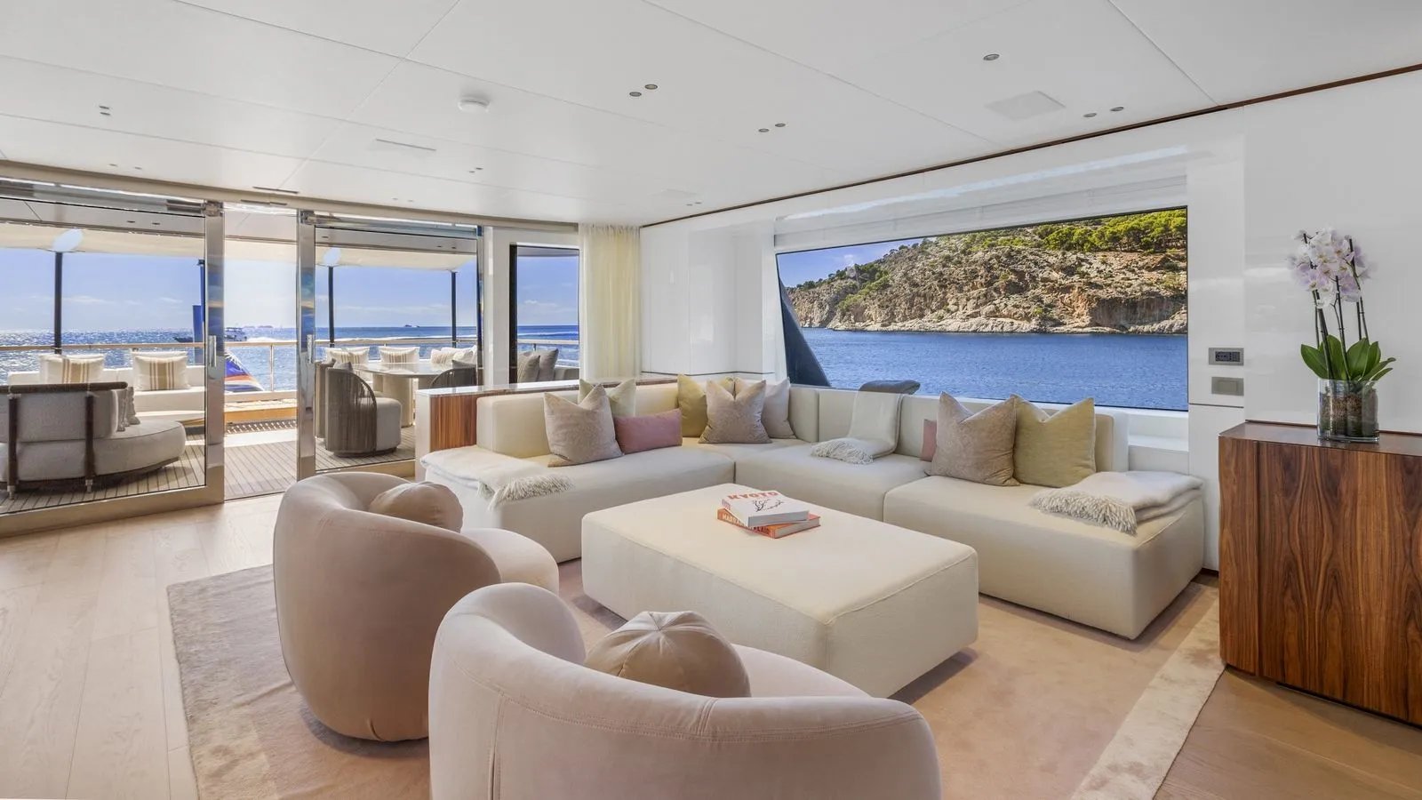 LIV LOVE yacht detail photo