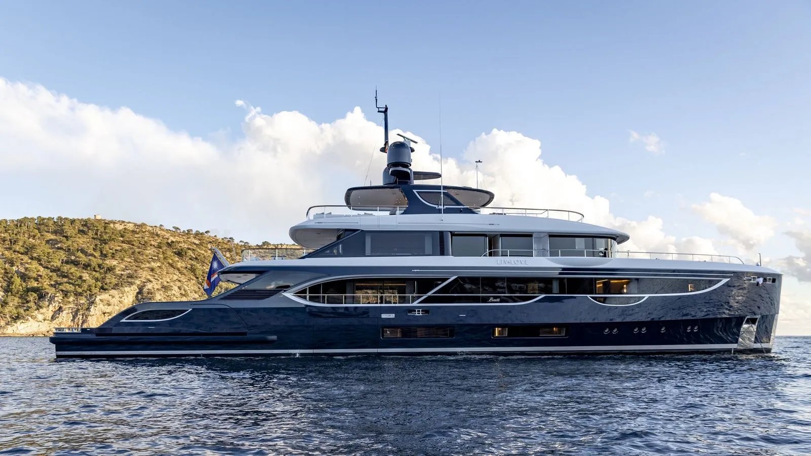 LIV LOVE yacht exterior profile