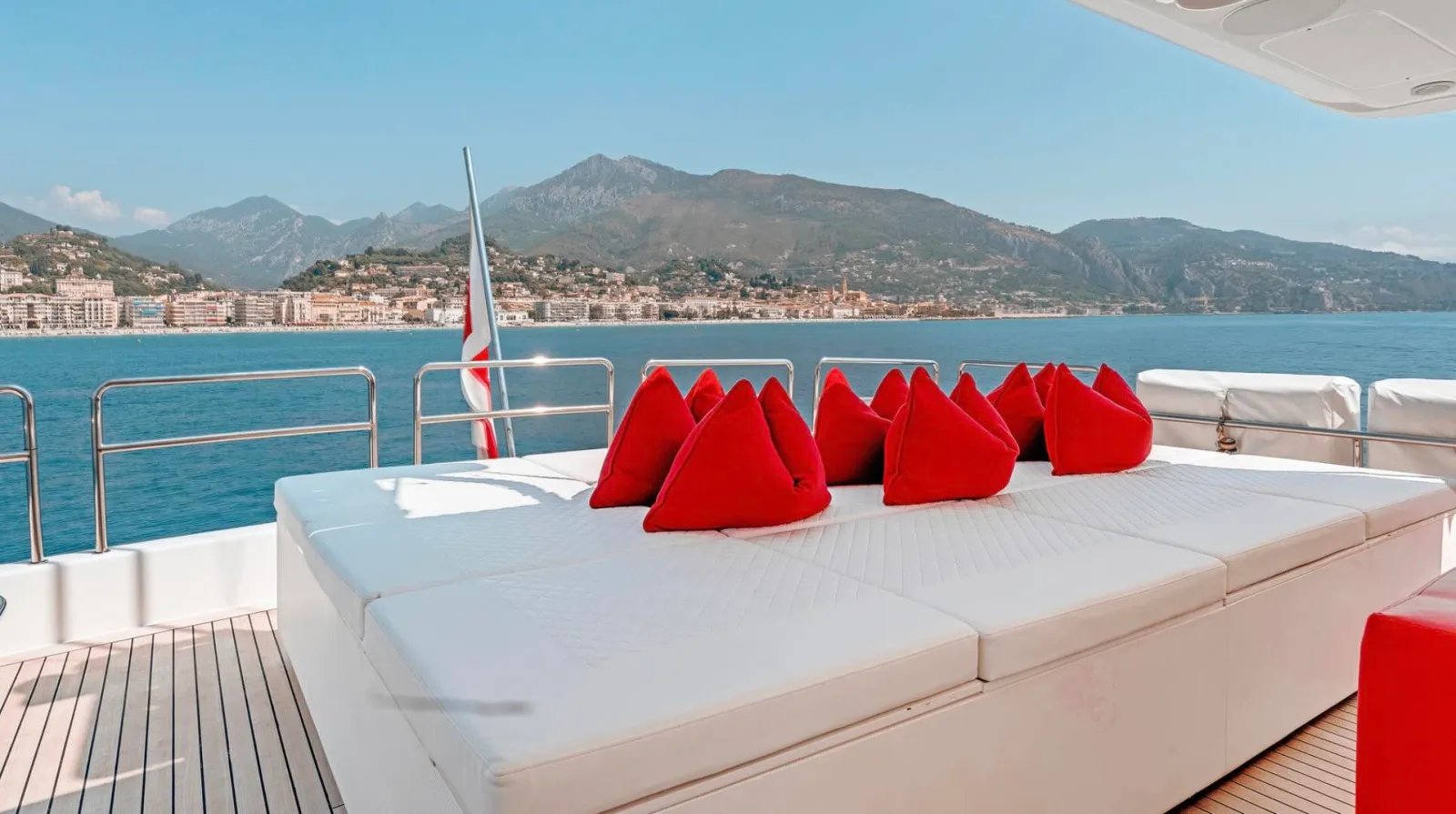 CHAMPAGNE AND CAVIAR yacht detail photo