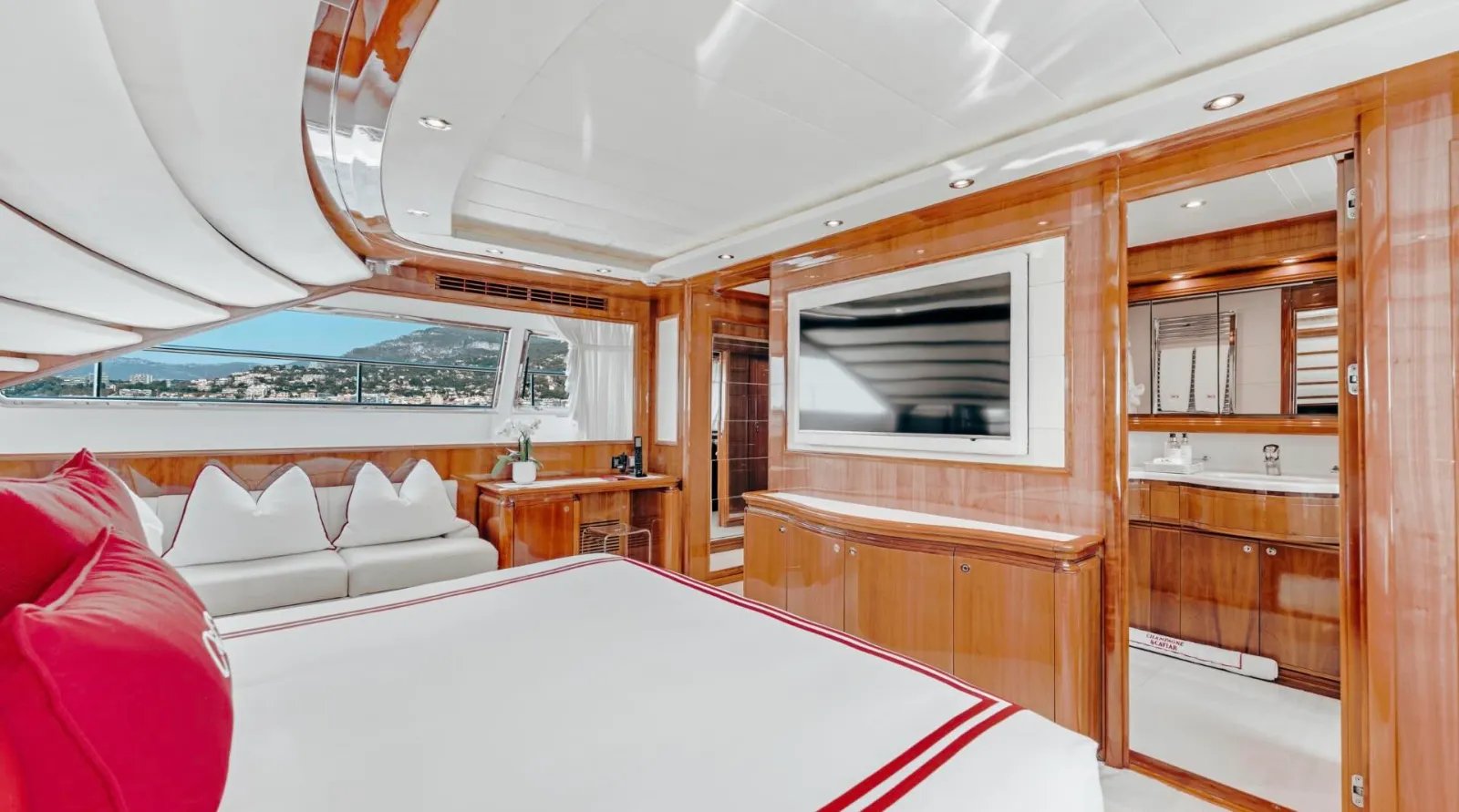 CHAMPAGNE AND CAVIAR yacht detail photo