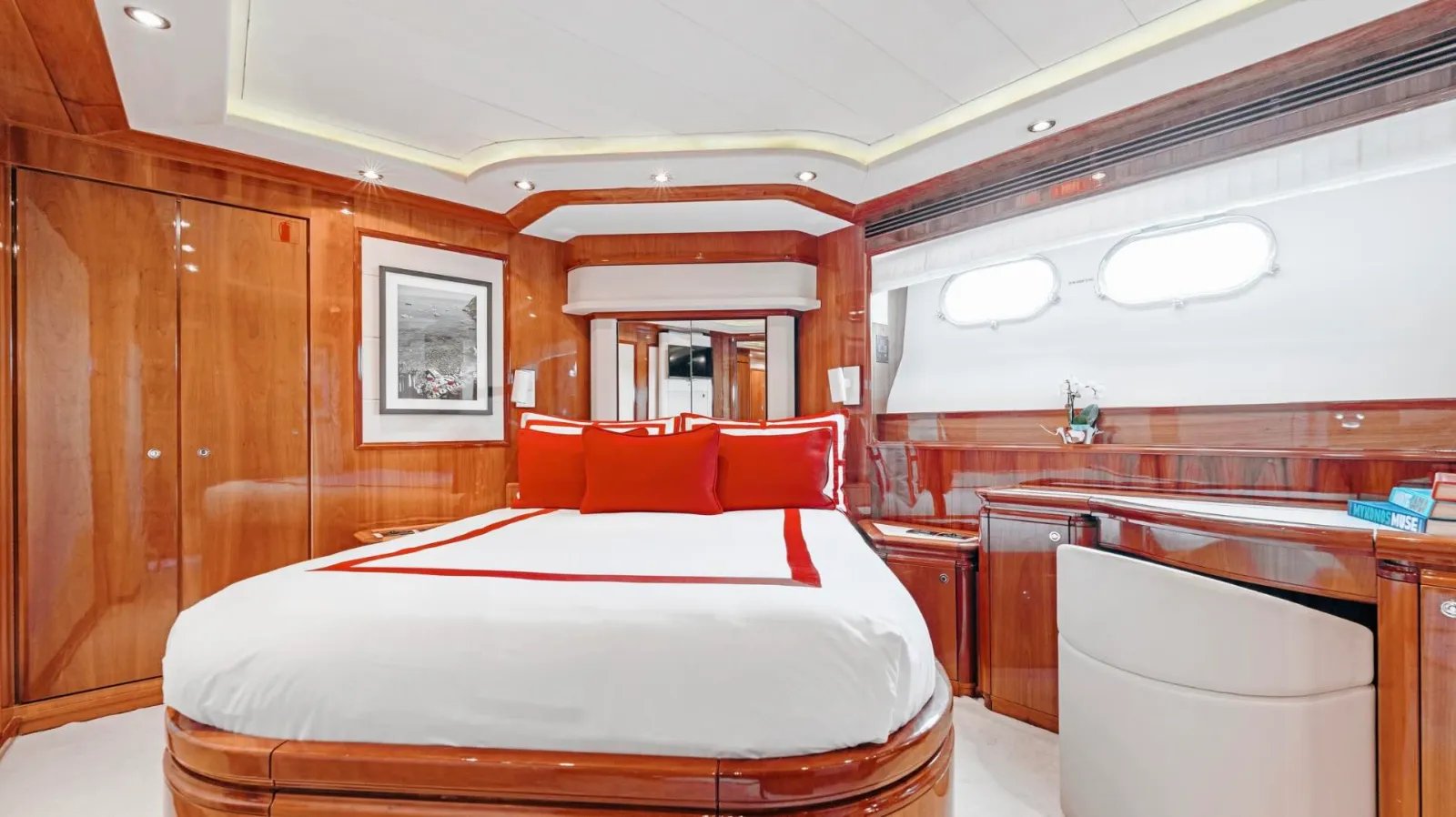 CHAMPAGNE AND CAVIAR yacht detail photo