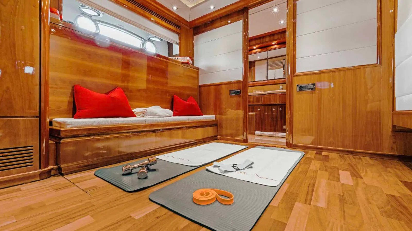 CHAMPAGNE AND CAVIAR yacht detail photo