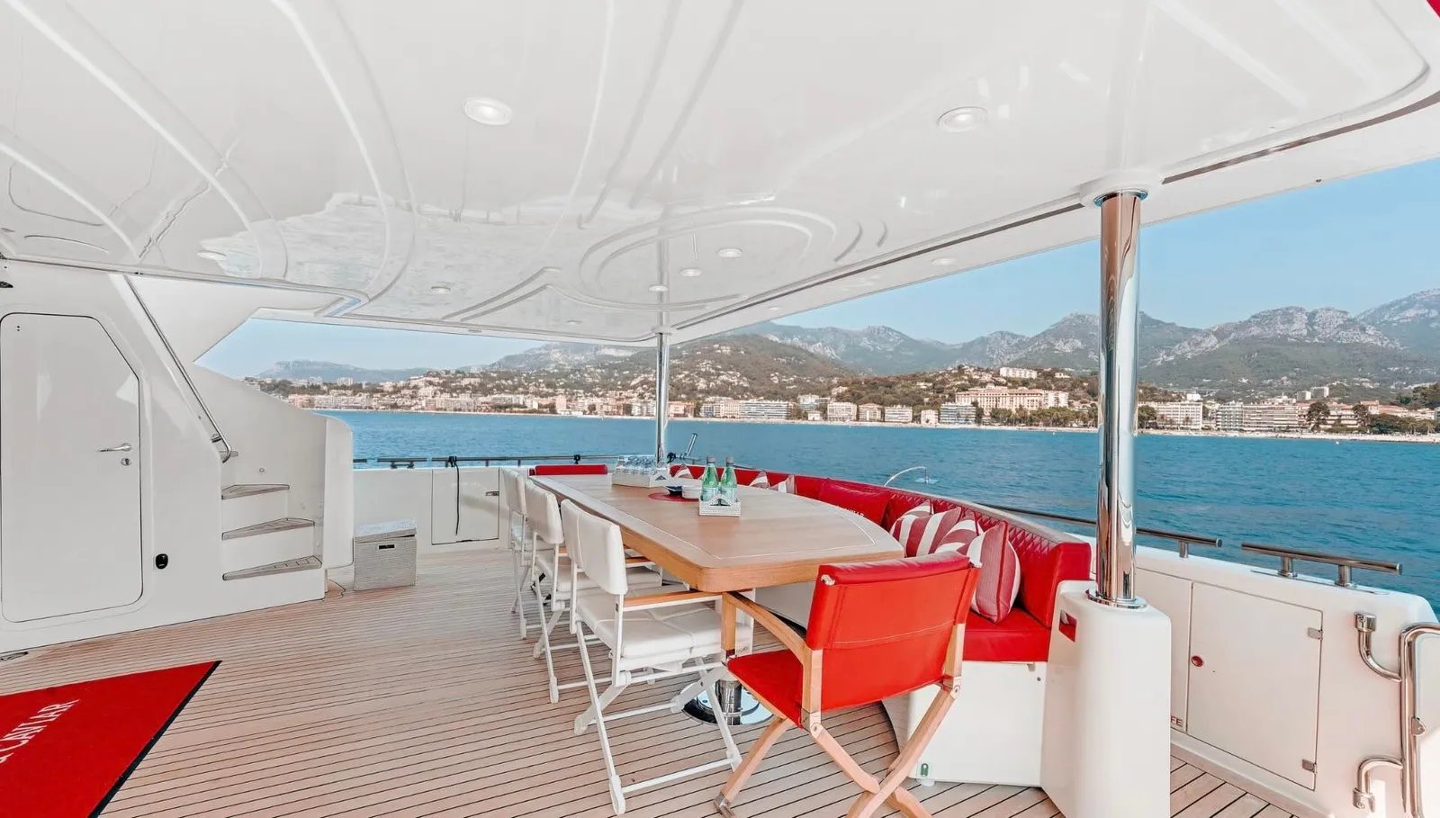 CHAMPAGNE AND CAVIAR yacht detail photo