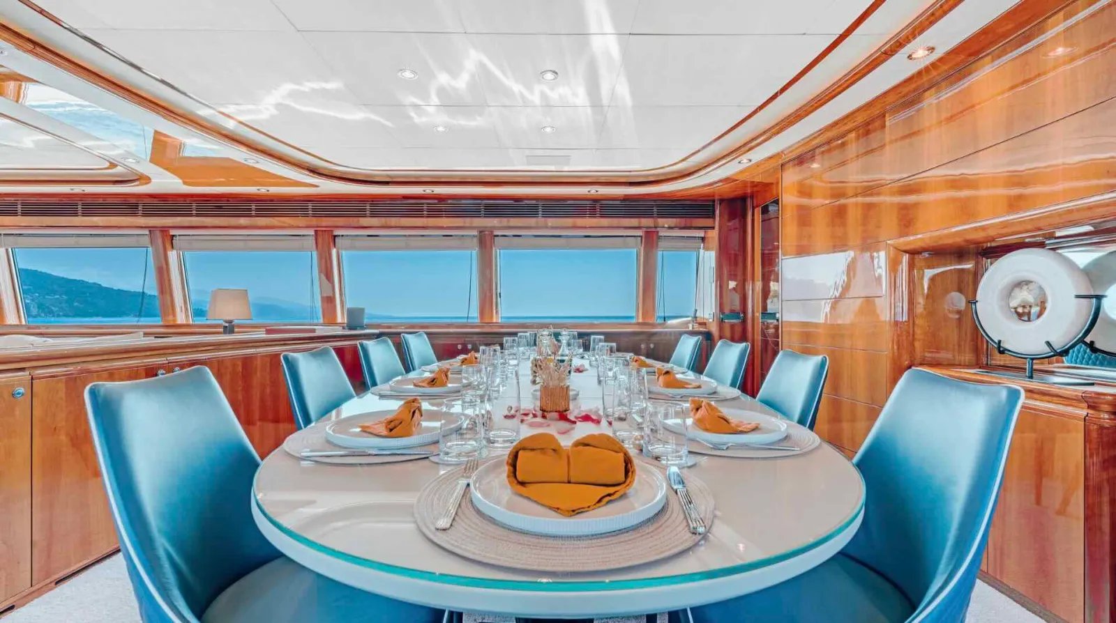 CHAMPAGNE AND CAVIAR yacht detail photo