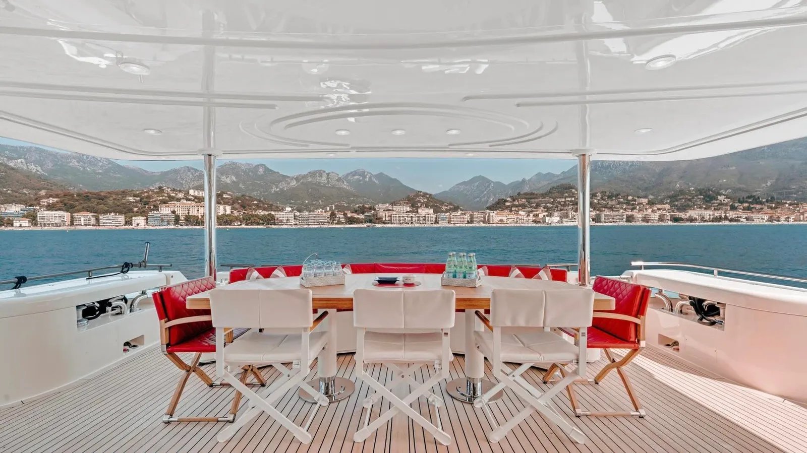 CHAMPAGNE AND CAVIAR yacht detail photo