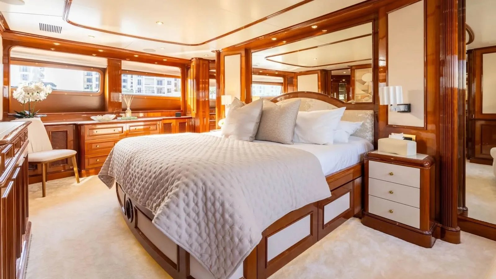 DXB yacht detail photo