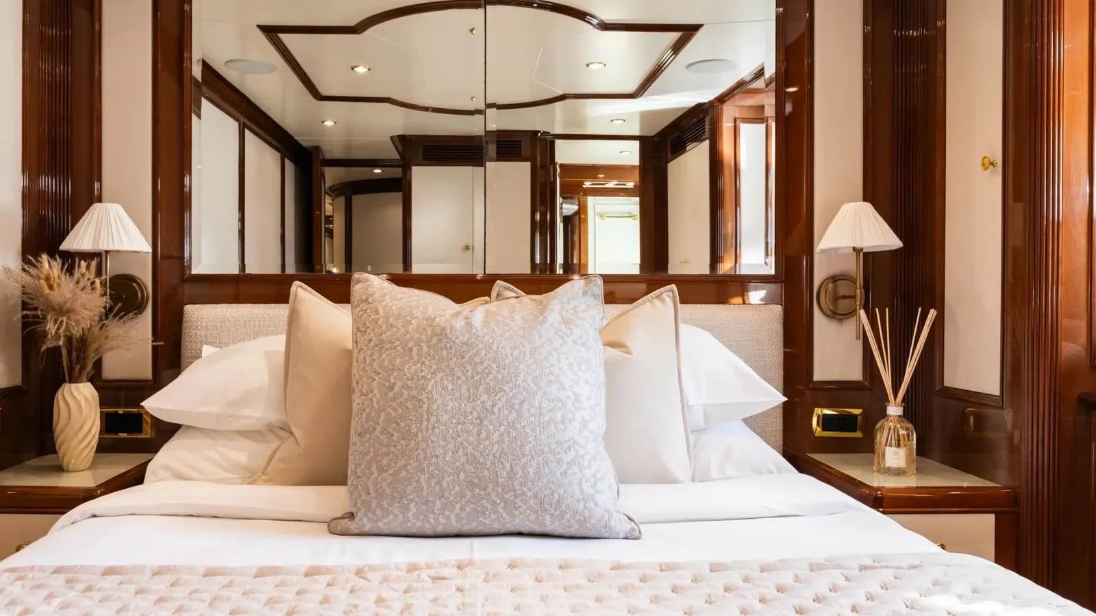 DXB yacht detail photo