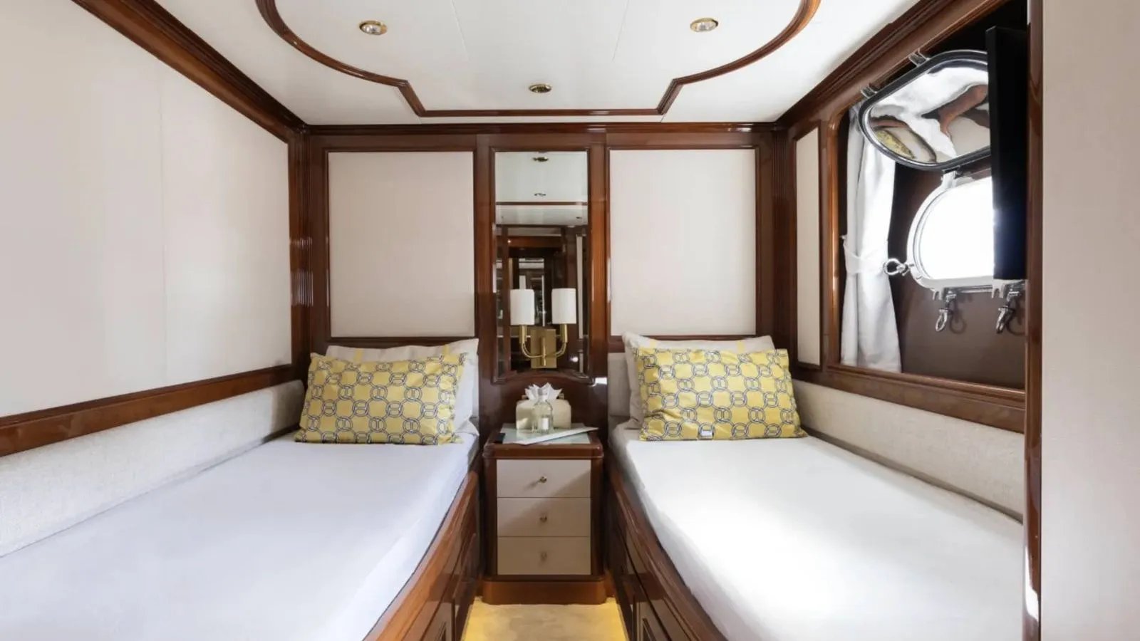 DXB yacht detail photo