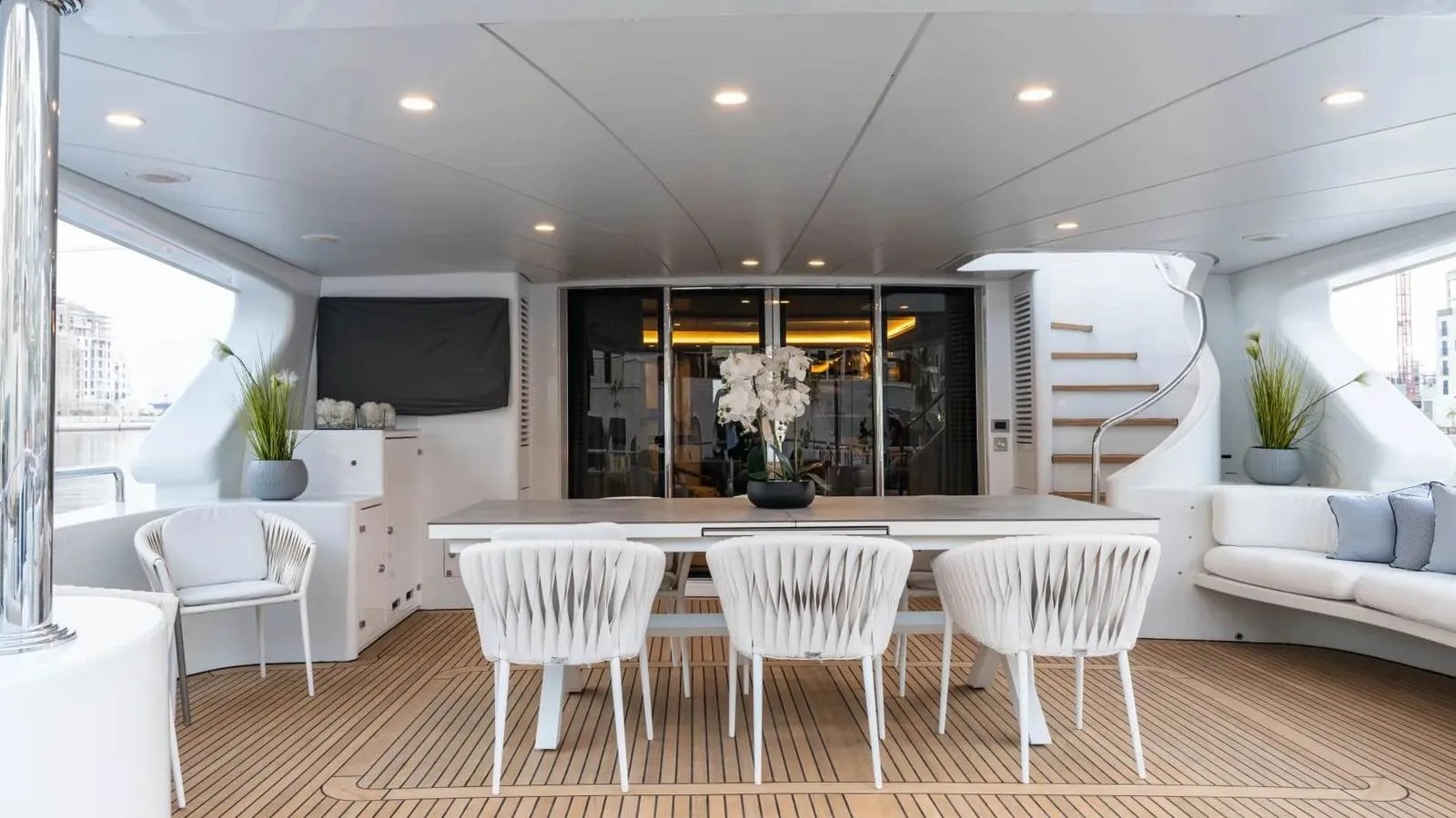 DXB yacht detail photo