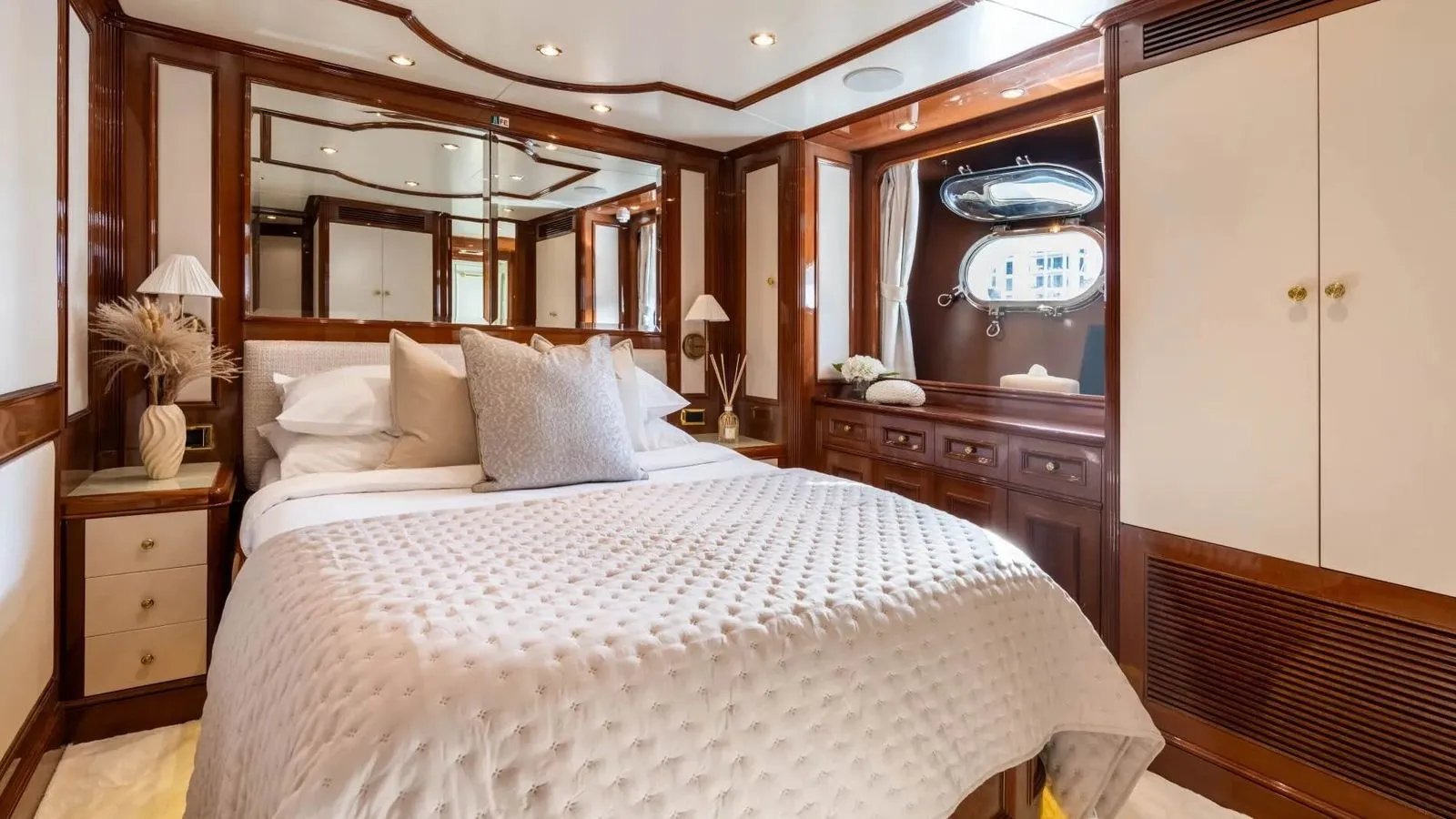 DXB yacht detail photo