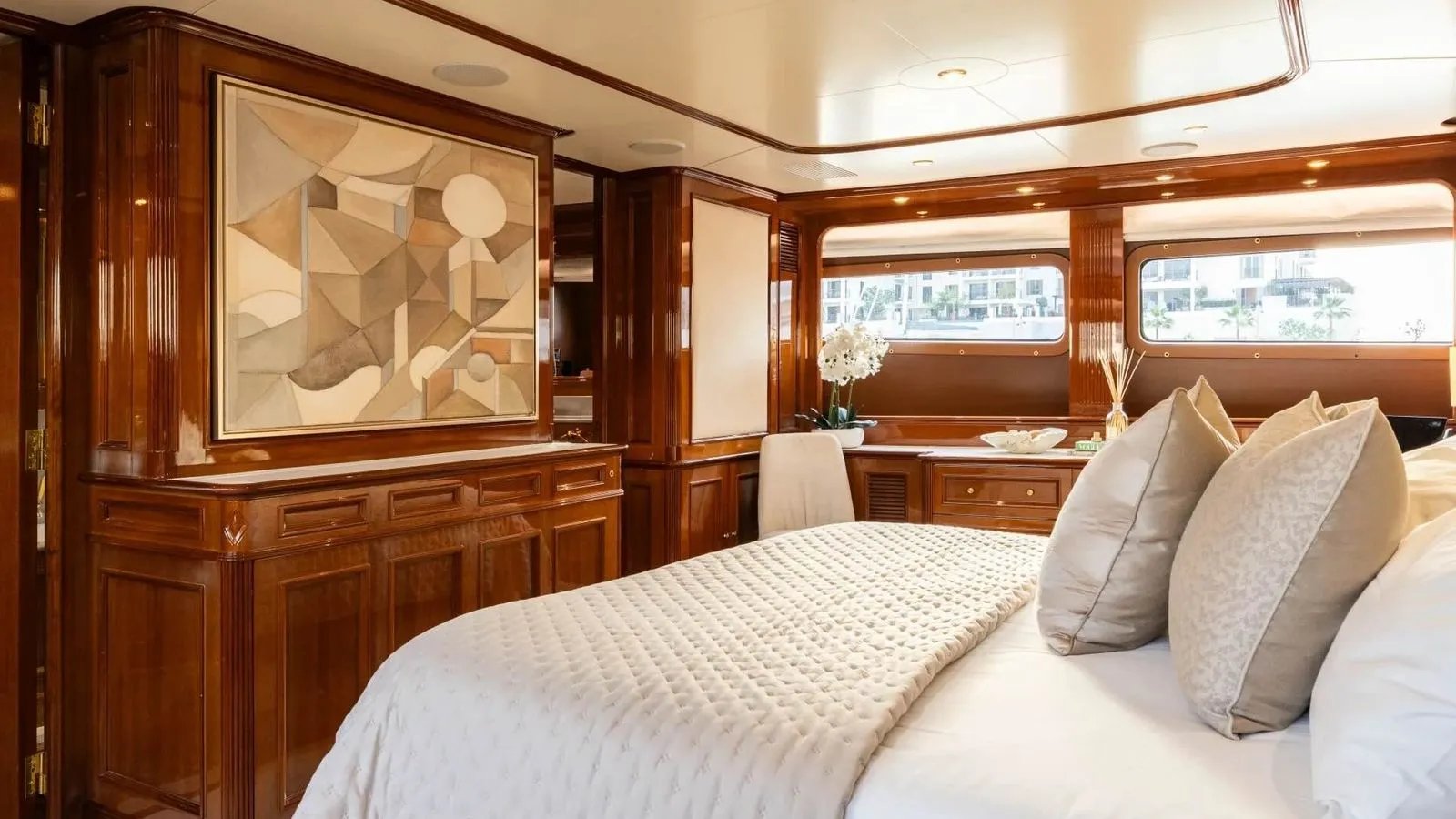 DXB yacht detail photo