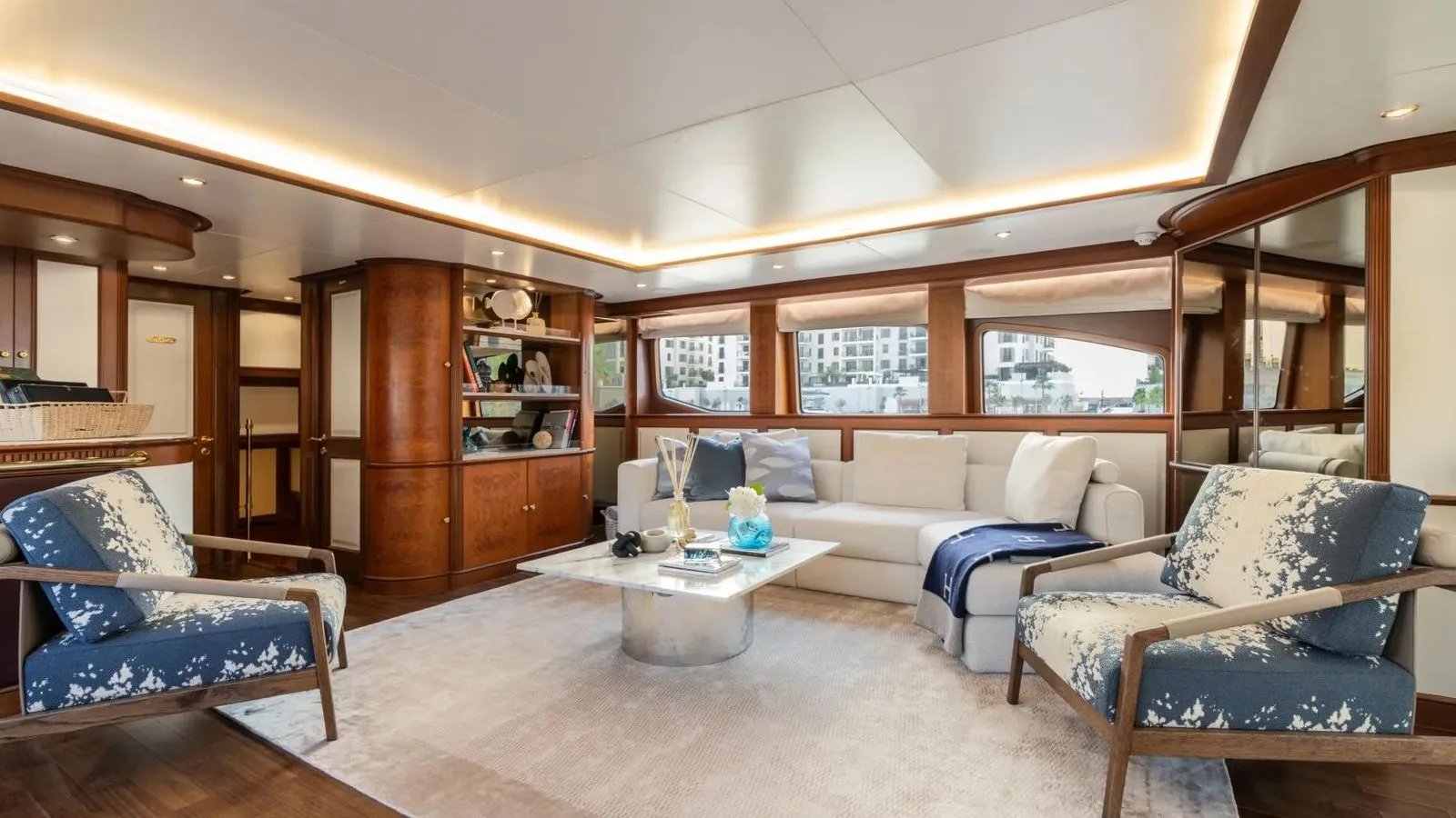 DXB yacht detail photo