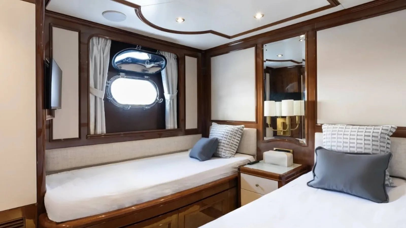 DXB yacht detail photo