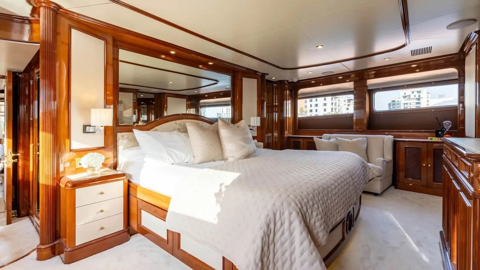 DXB yacht detail photo