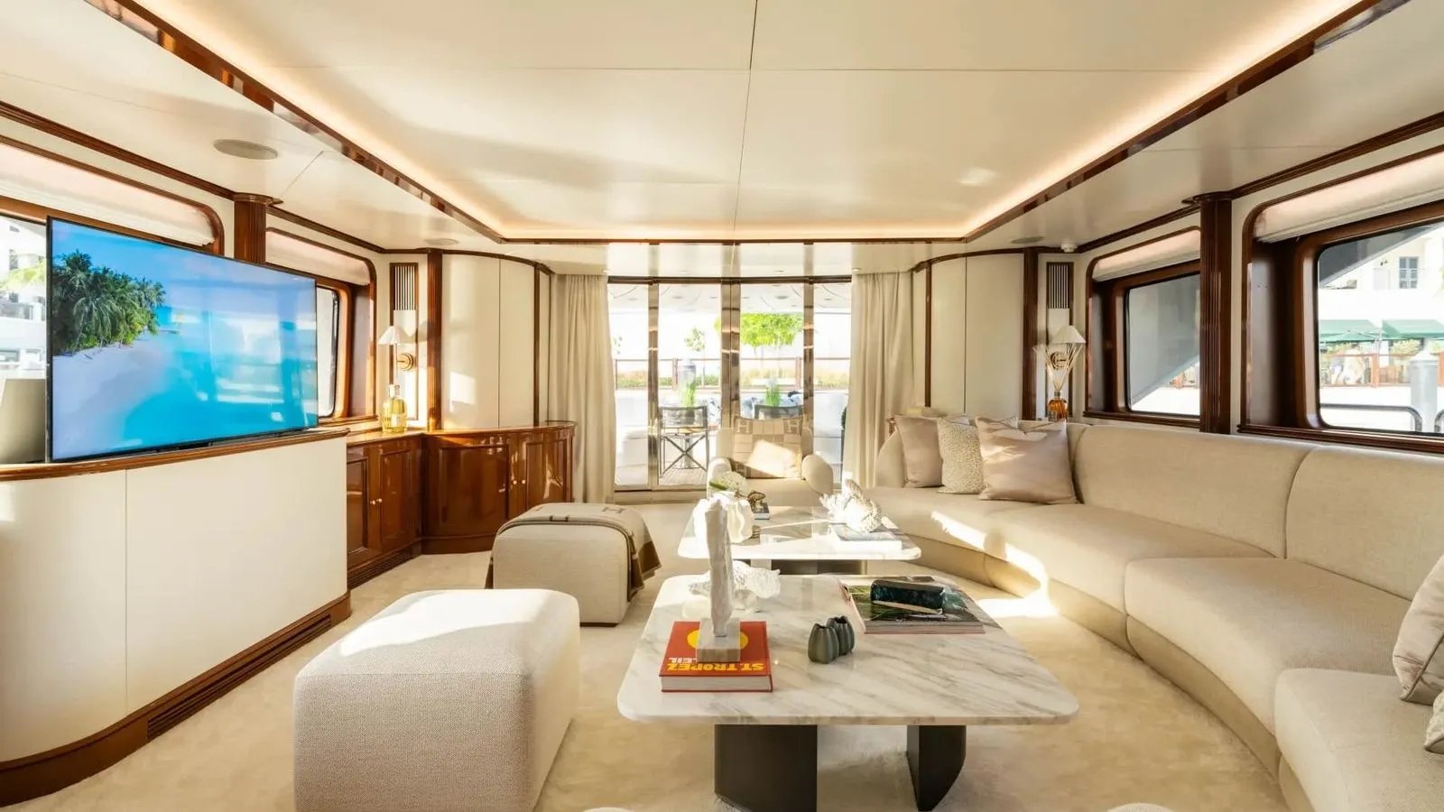 DXB yacht detail photo