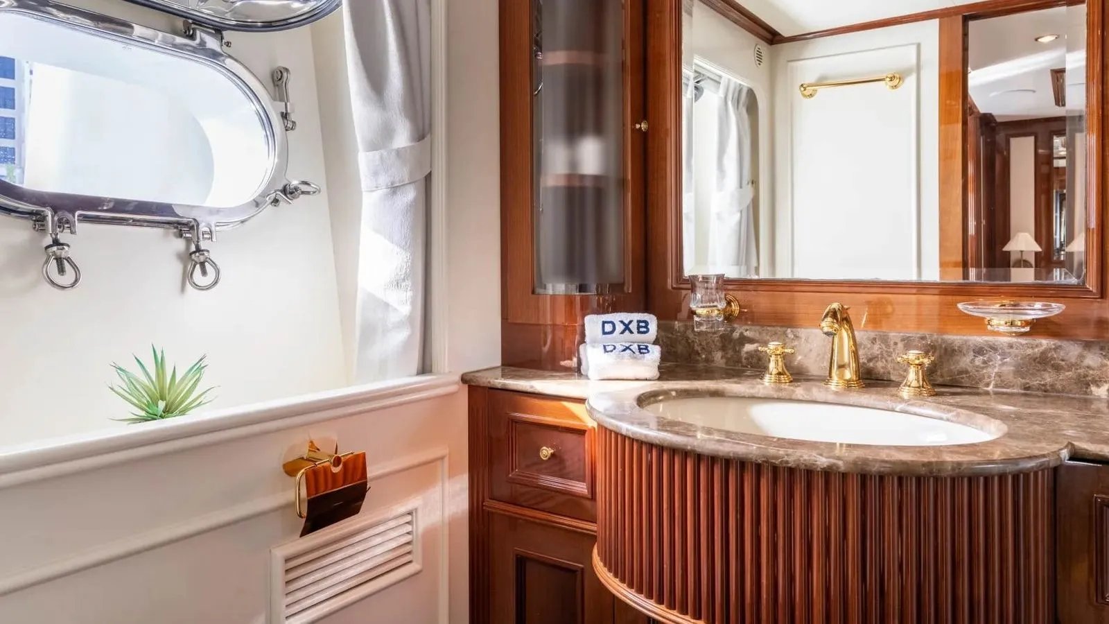 DXB yacht detail photo