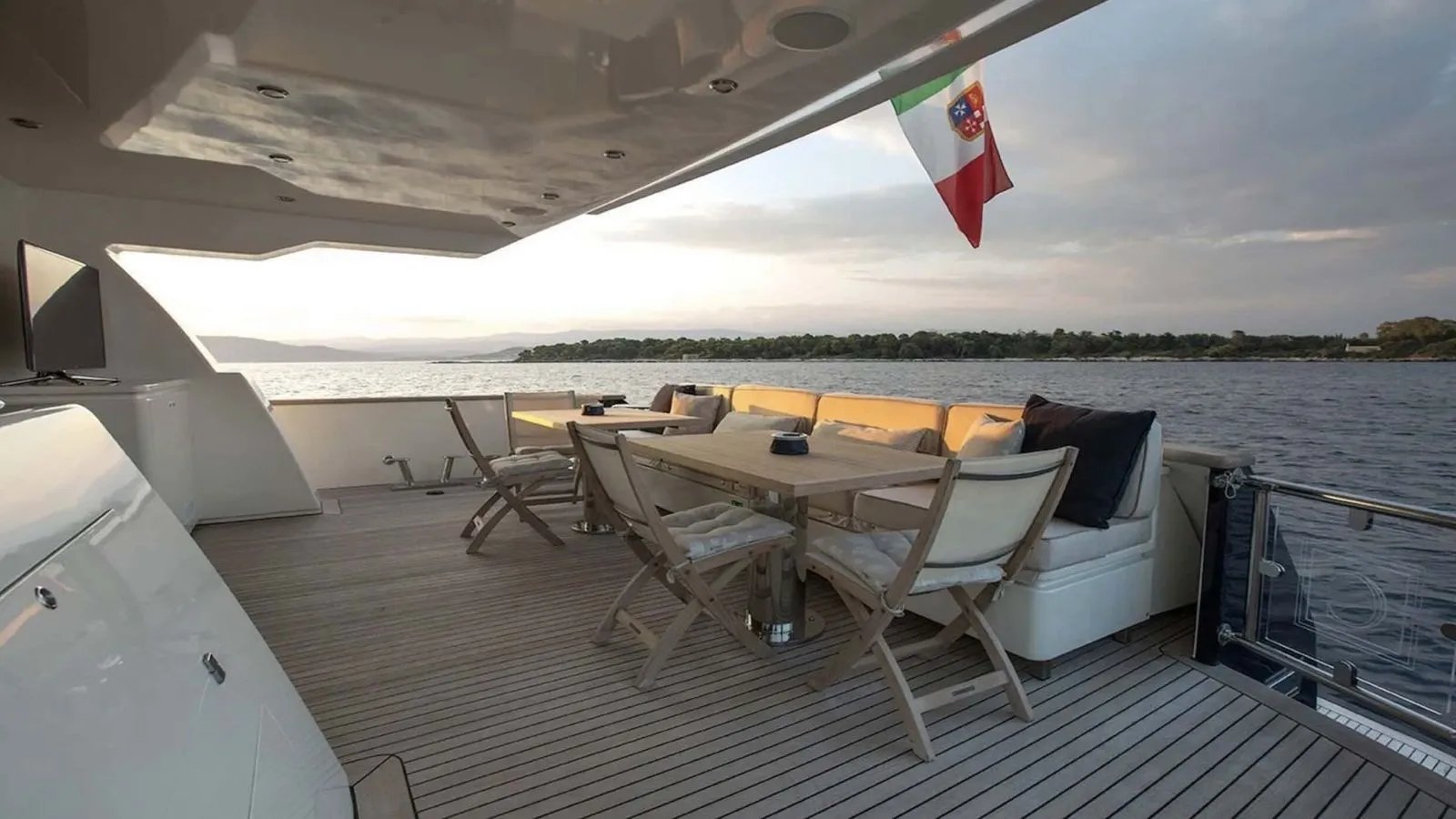 CAPPUCCINO yacht detail photo