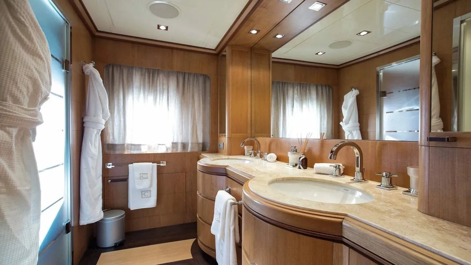 CAPPUCCINO yacht detail photo