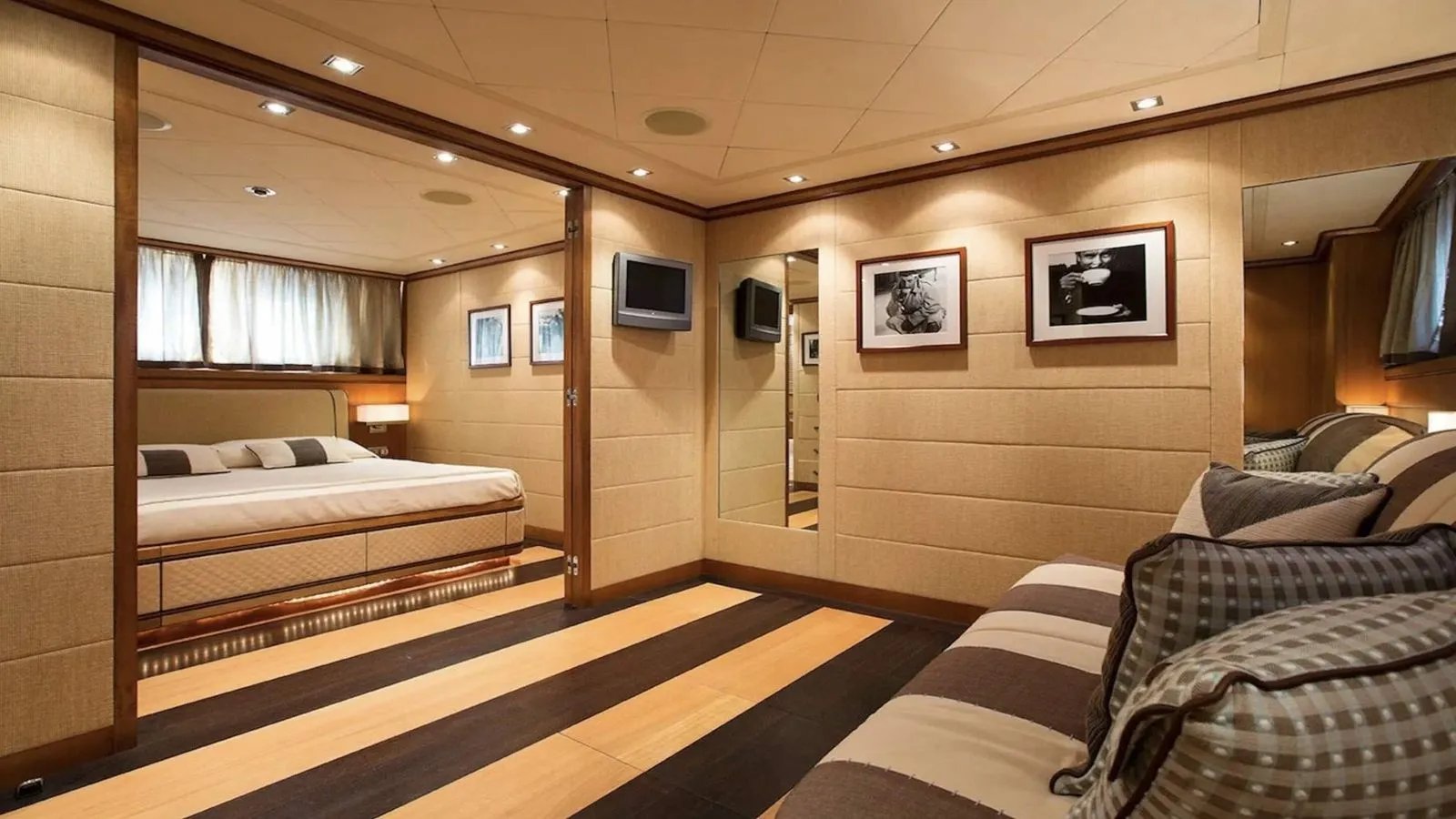 CAPPUCCINO yacht detail photo