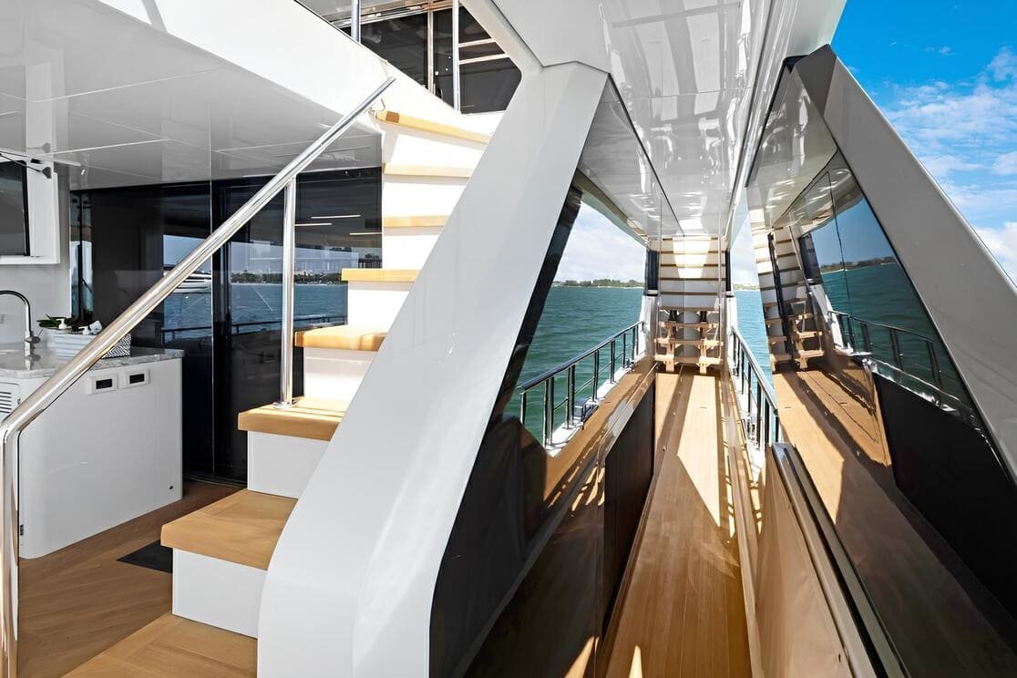 MAKE BIG HAPPEN yacht detail photo