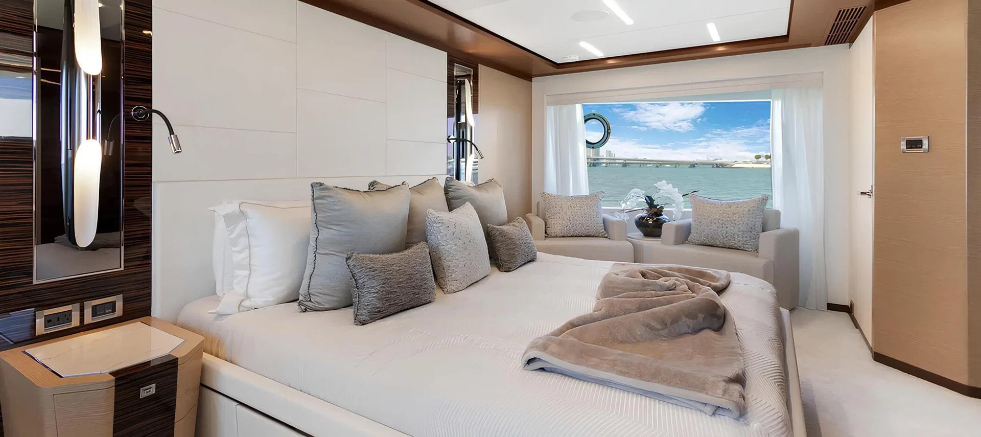 MAKE BIG HAPPEN yacht detail photo