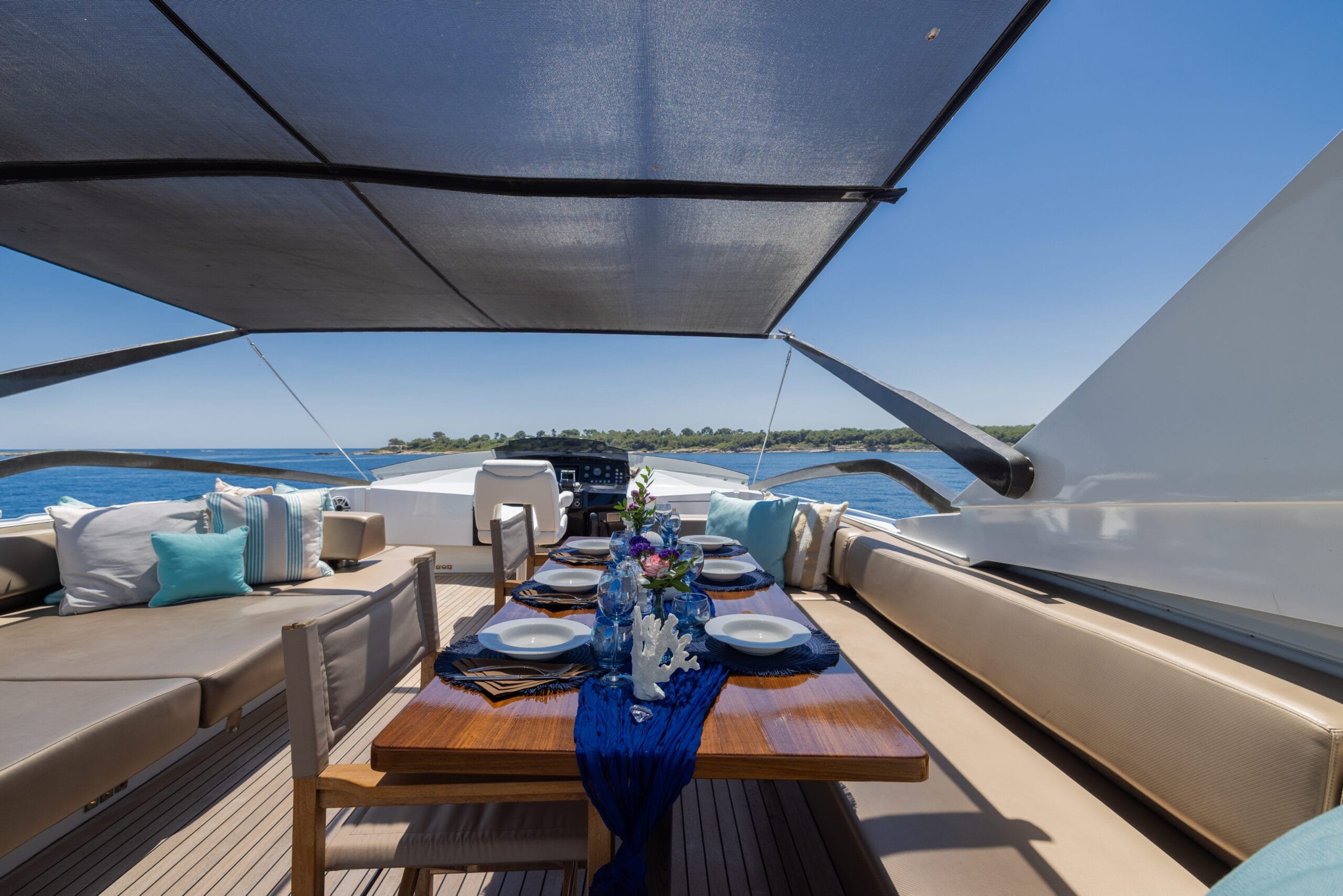 RIVIERA SUN yacht detail photo