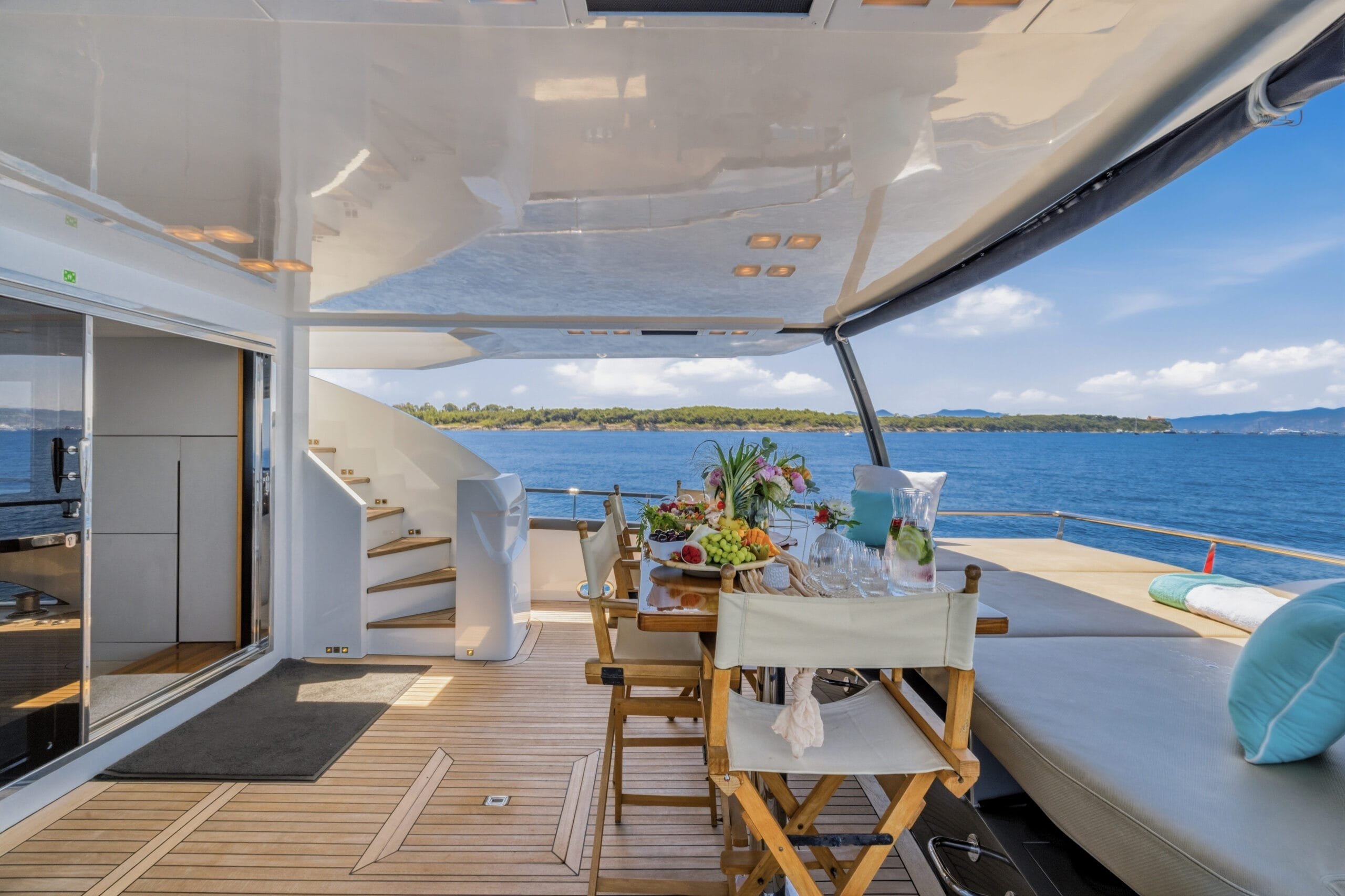 RIVIERA SUN yacht detail photo