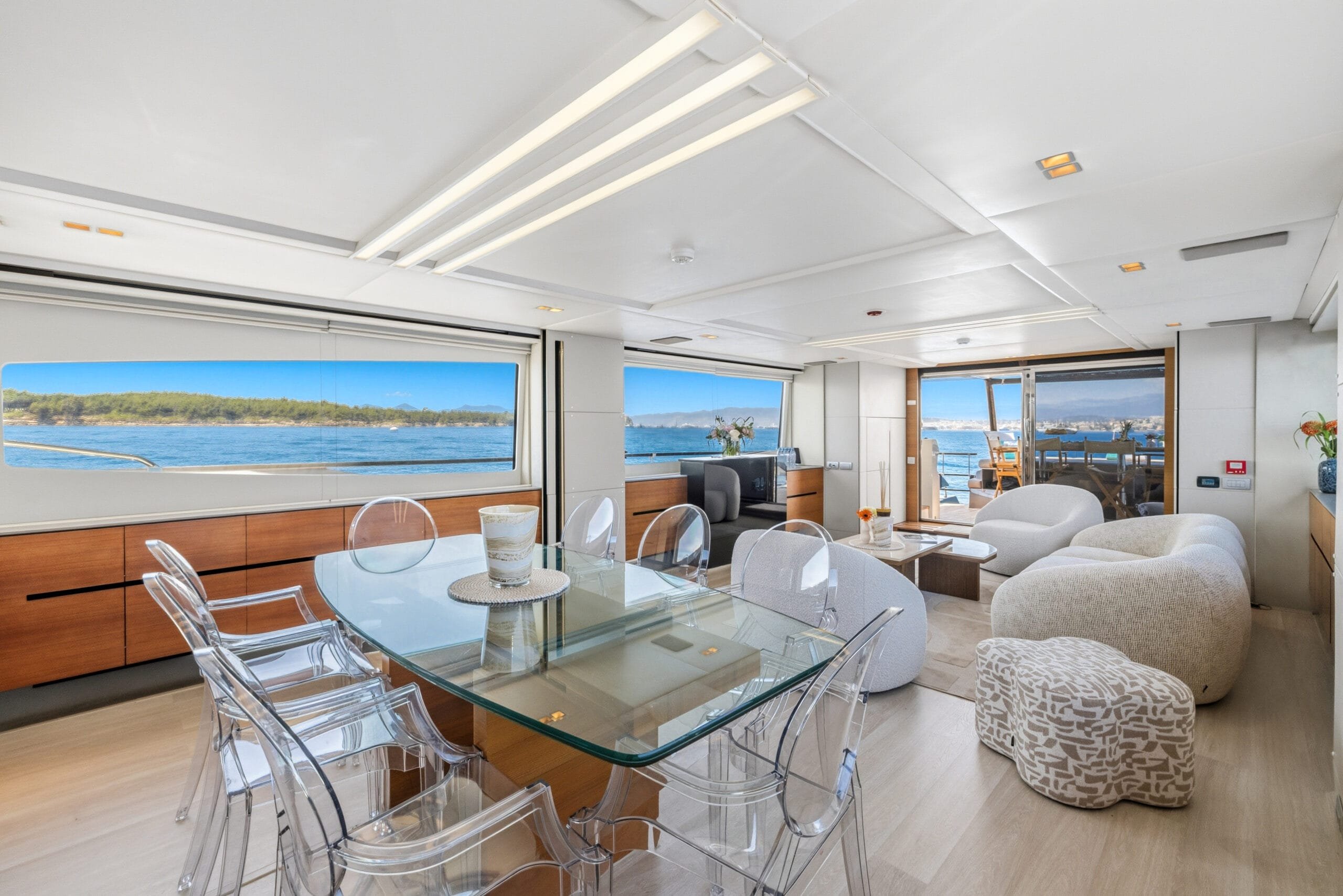 RIVIERA SUN yacht detail photo