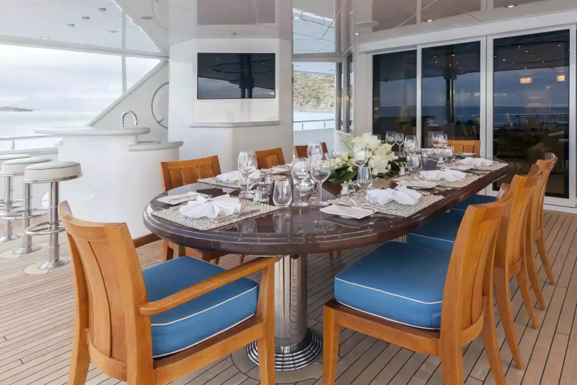 TRENDING yacht detail photo