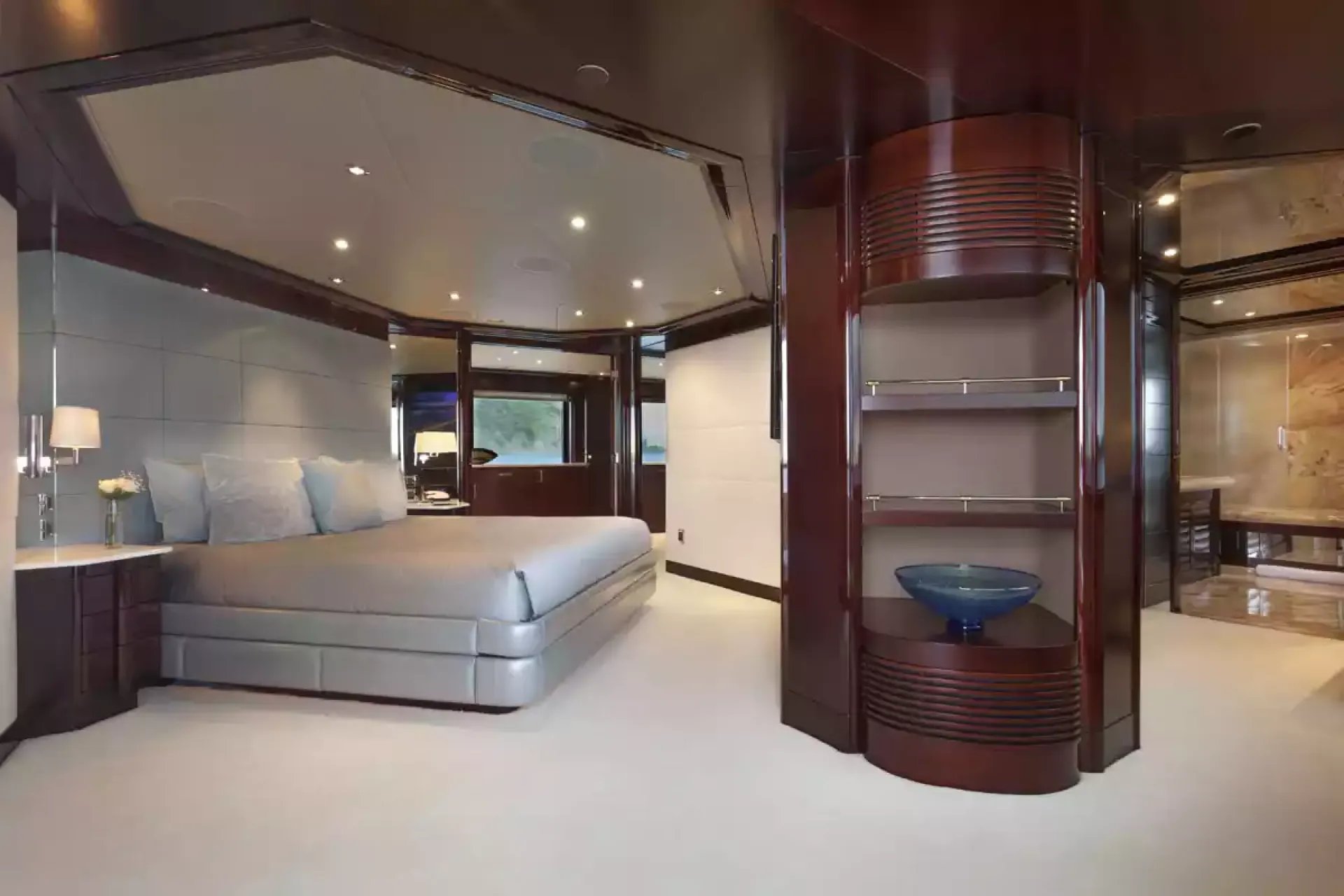 TRENDING yacht detail photo