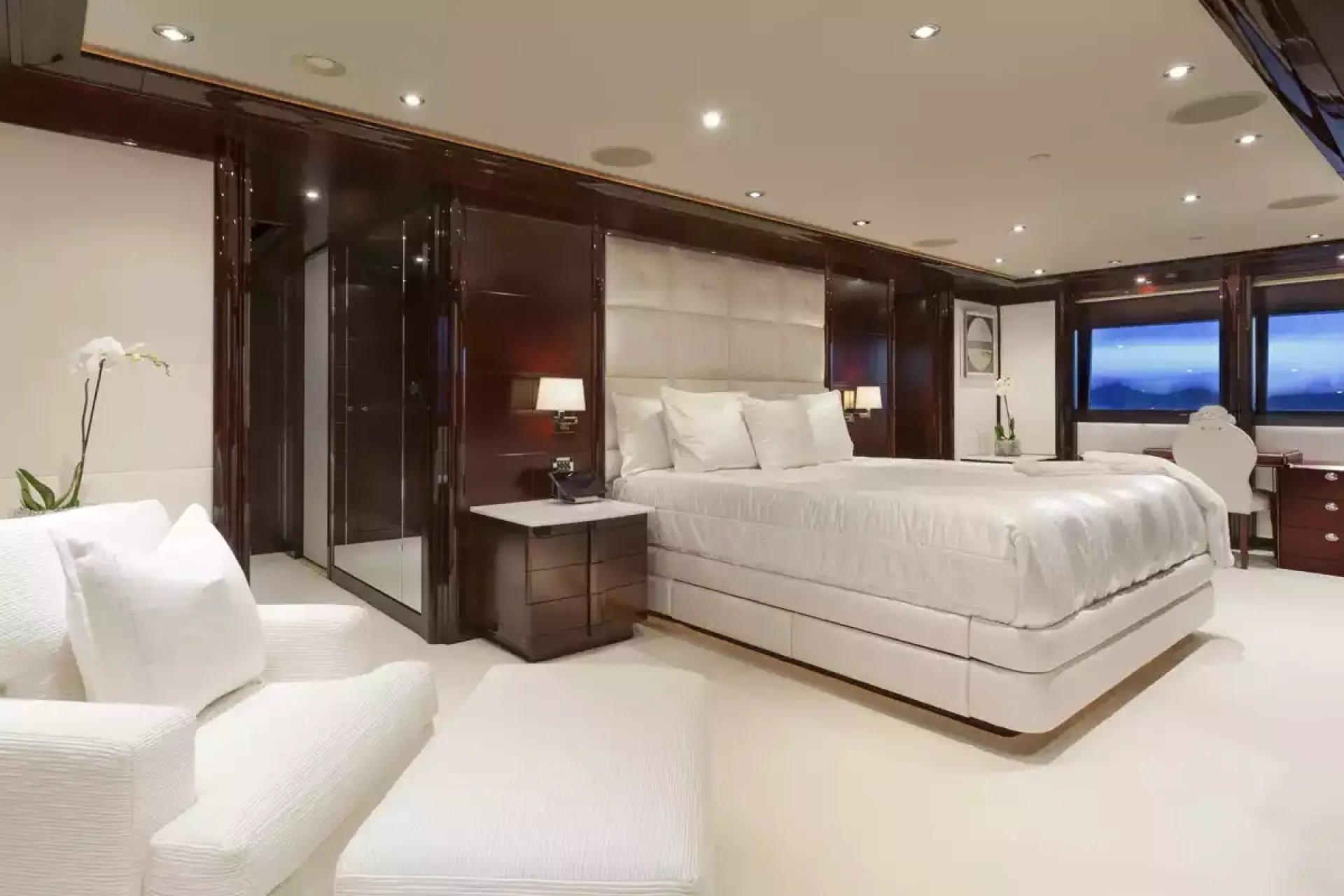 TRENDING yacht detail photo