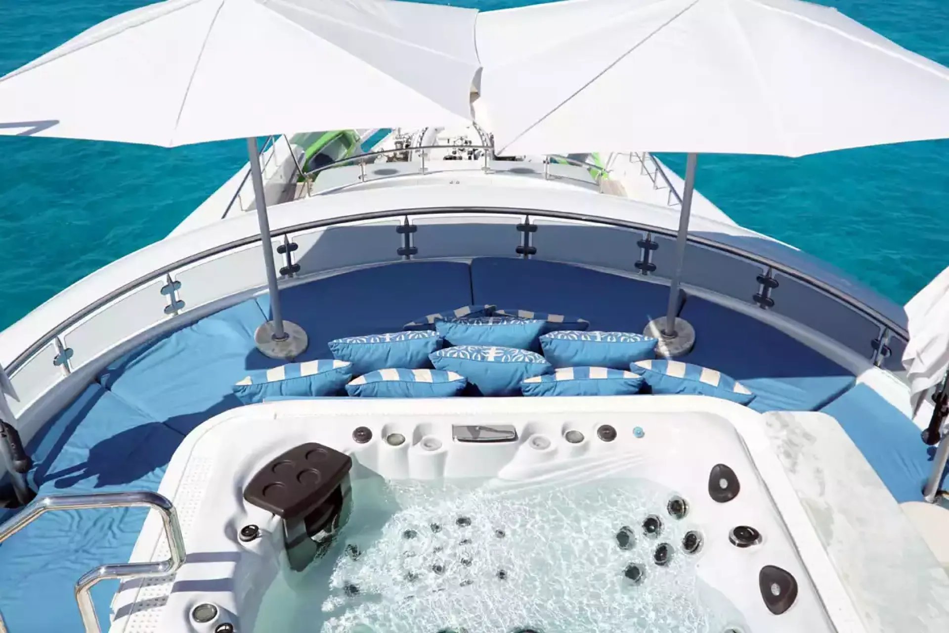 TRENDING yacht detail photo