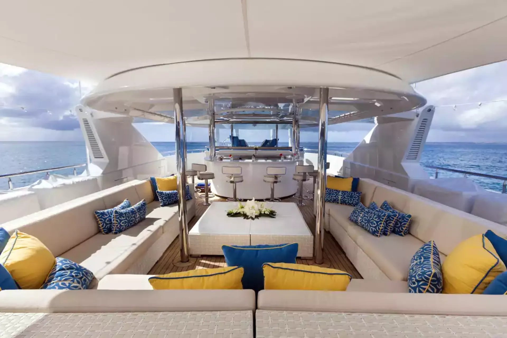 TRENDING yacht detail photo