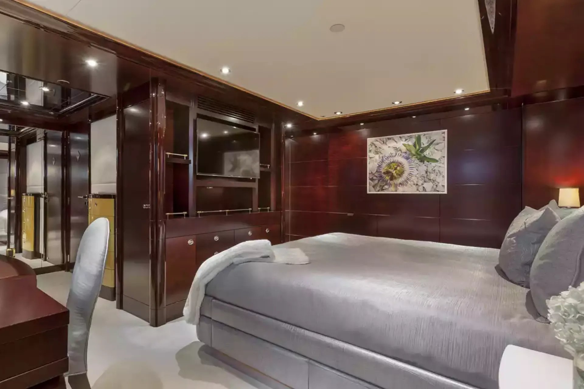 TRENDING yacht detail photo