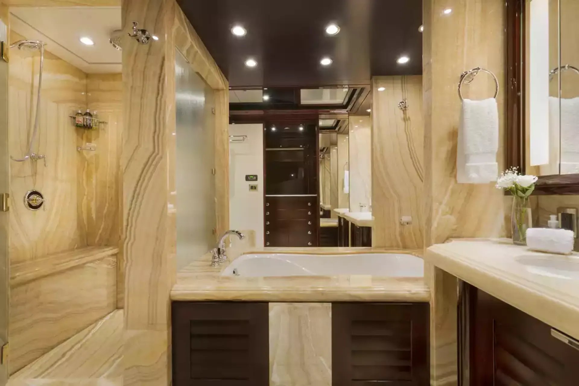 TRENDING yacht detail photo