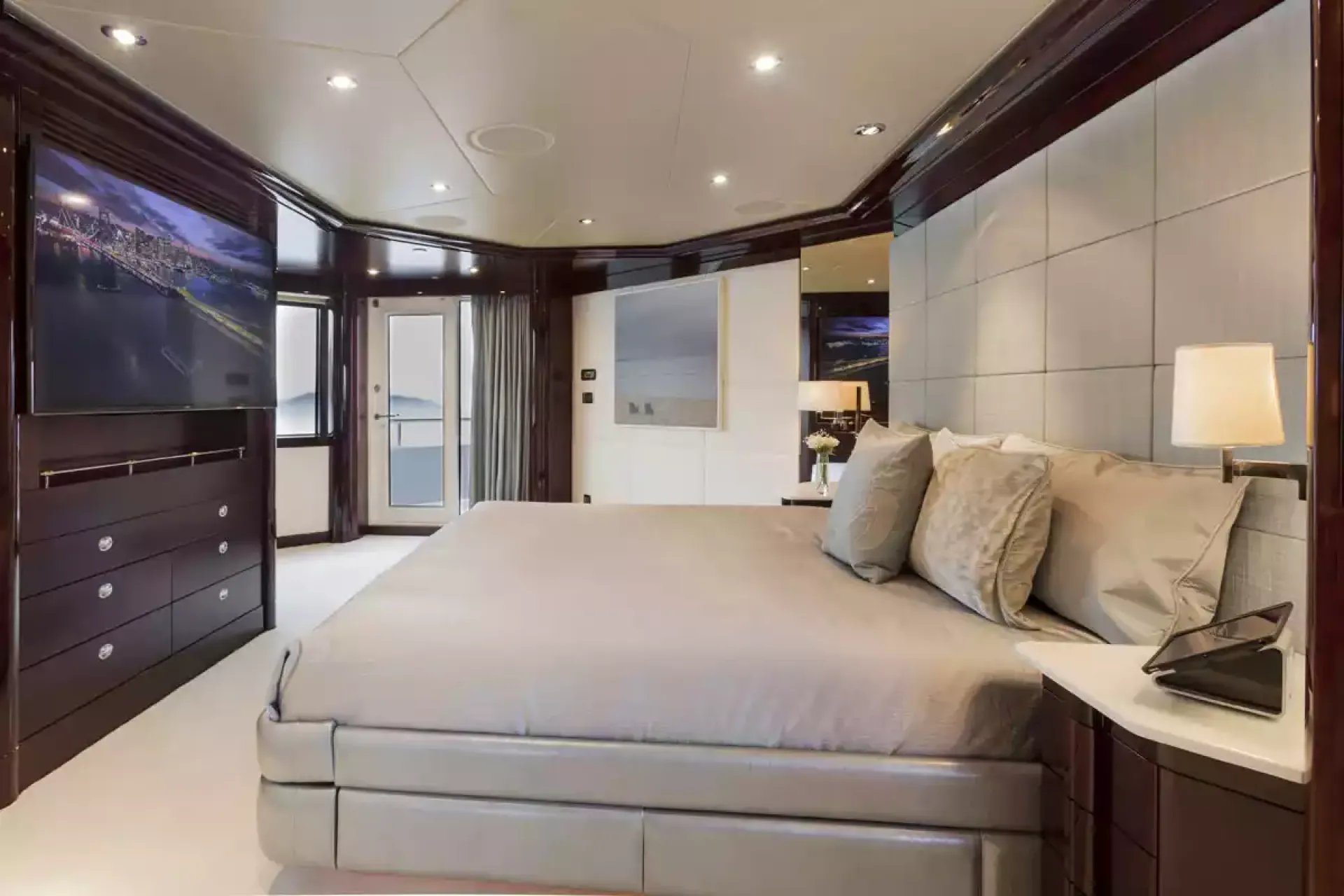 TRENDING yacht detail photo
