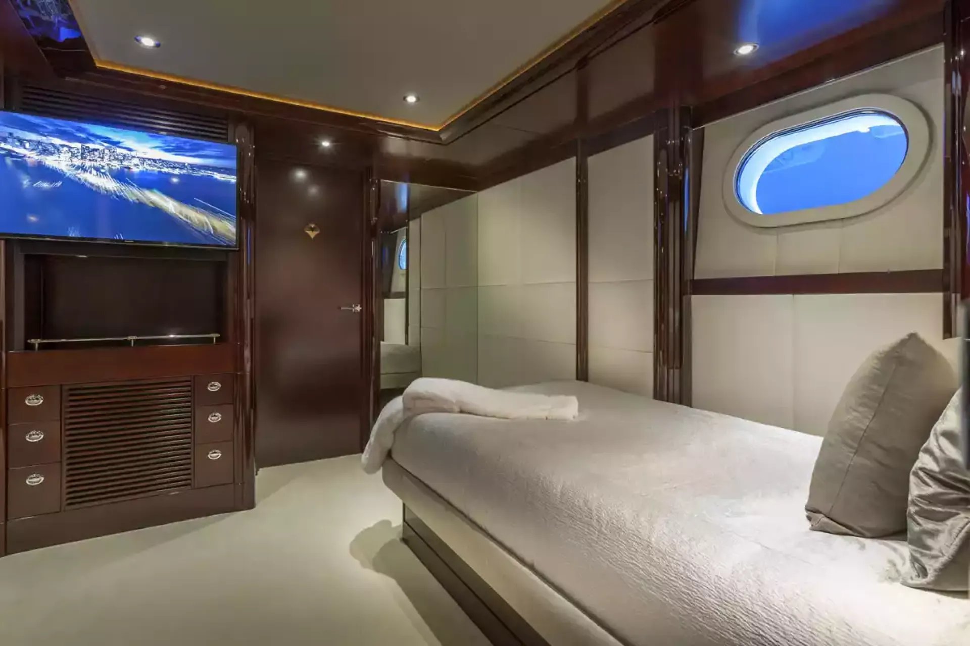 TRENDING yacht detail photo