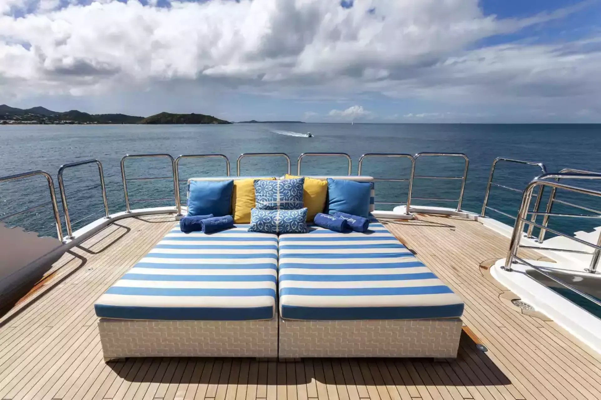 TRENDING yacht detail photo