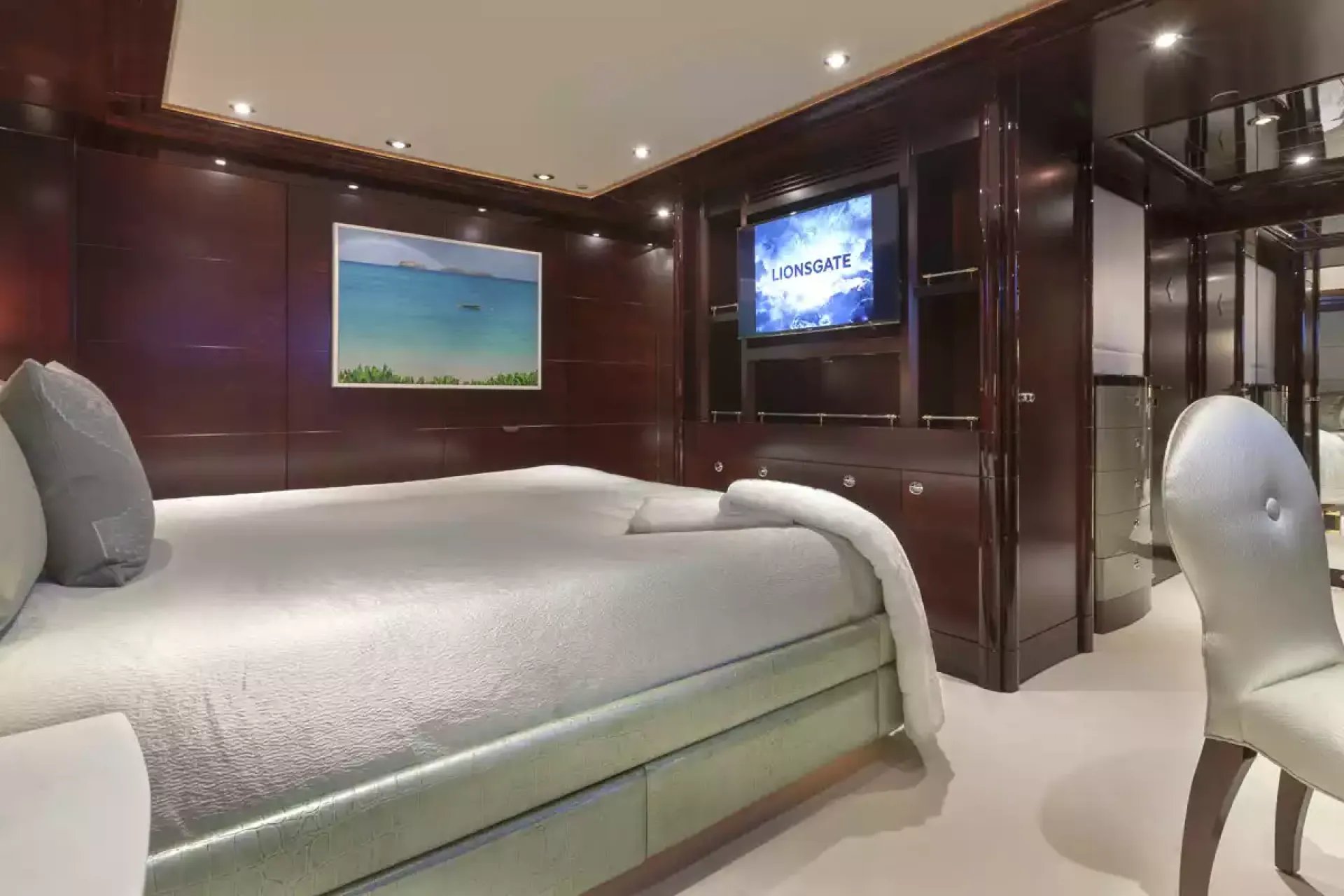 TRENDING yacht detail photo