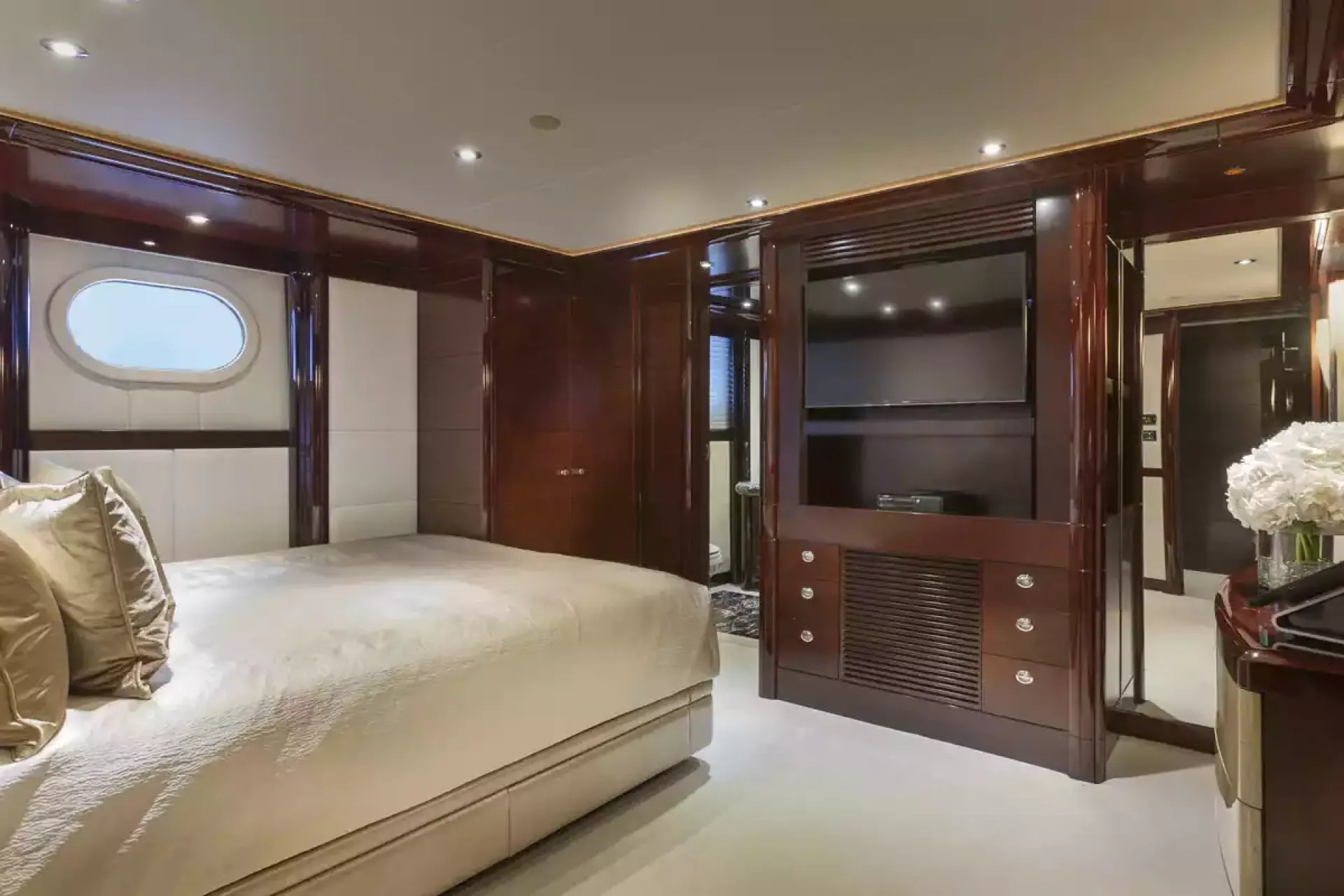 TRENDING yacht detail photo