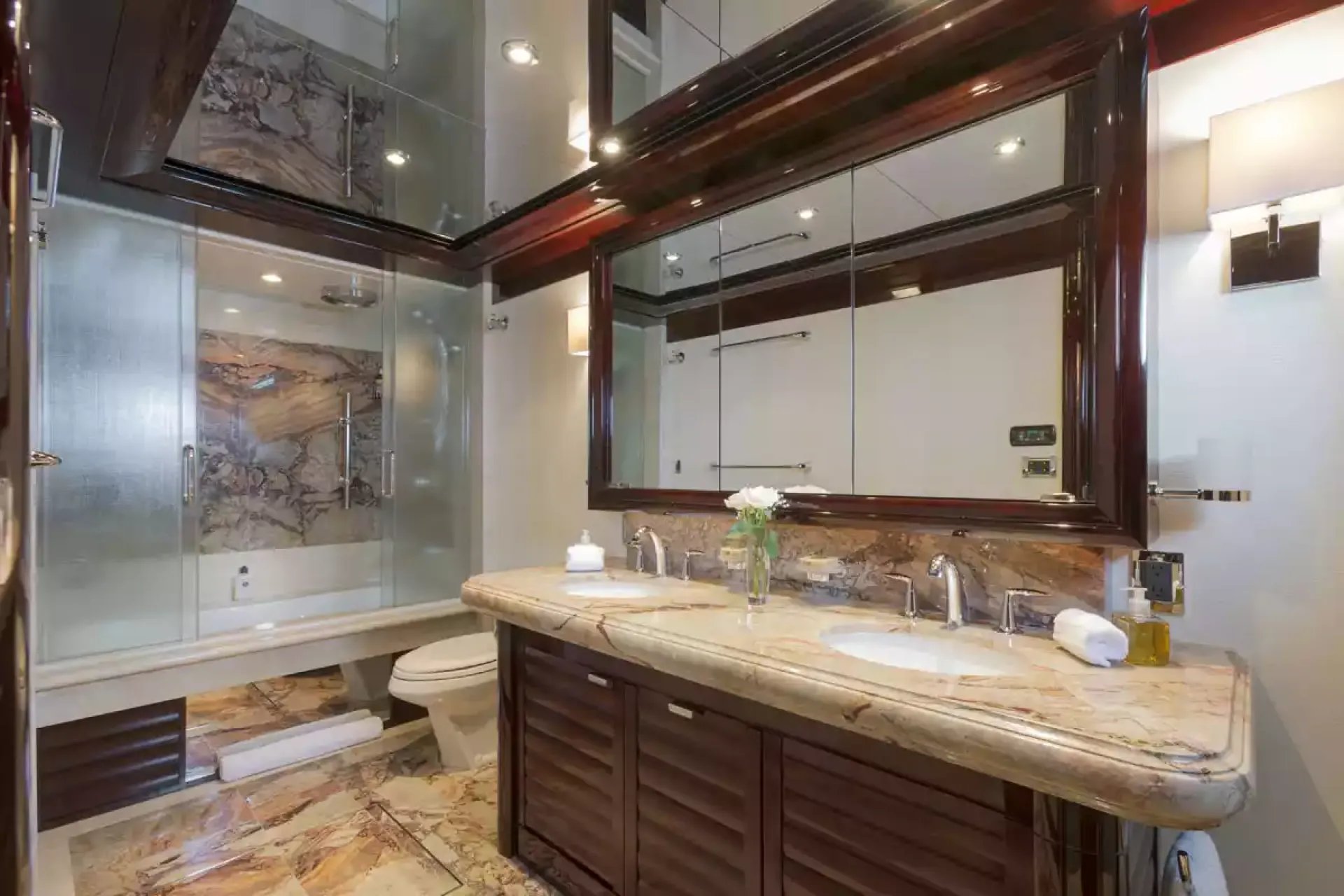 TRENDING yacht detail photo