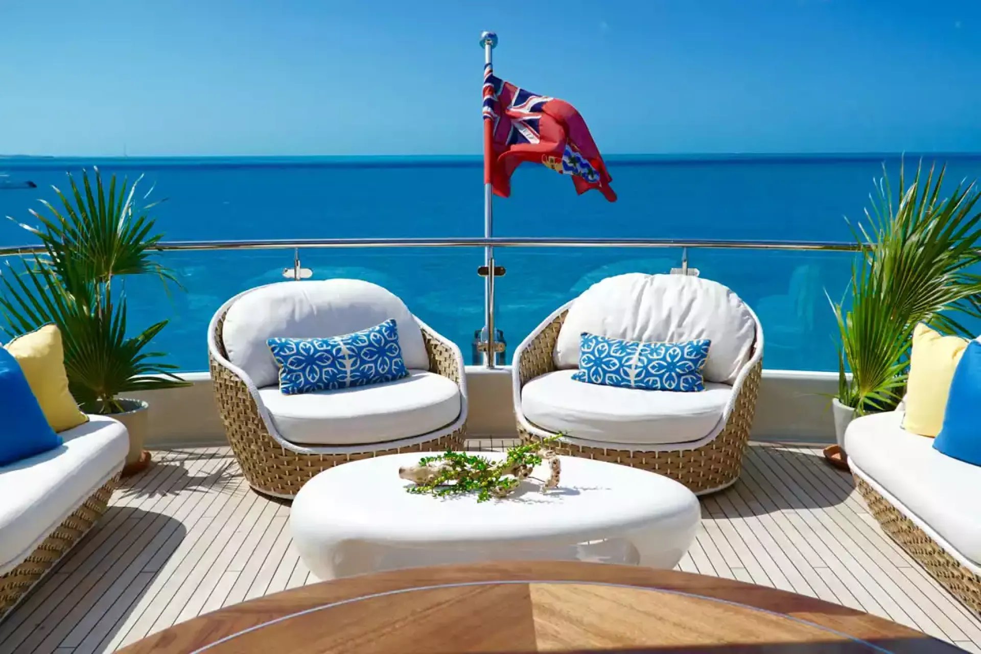 TRENDING yacht detail photo