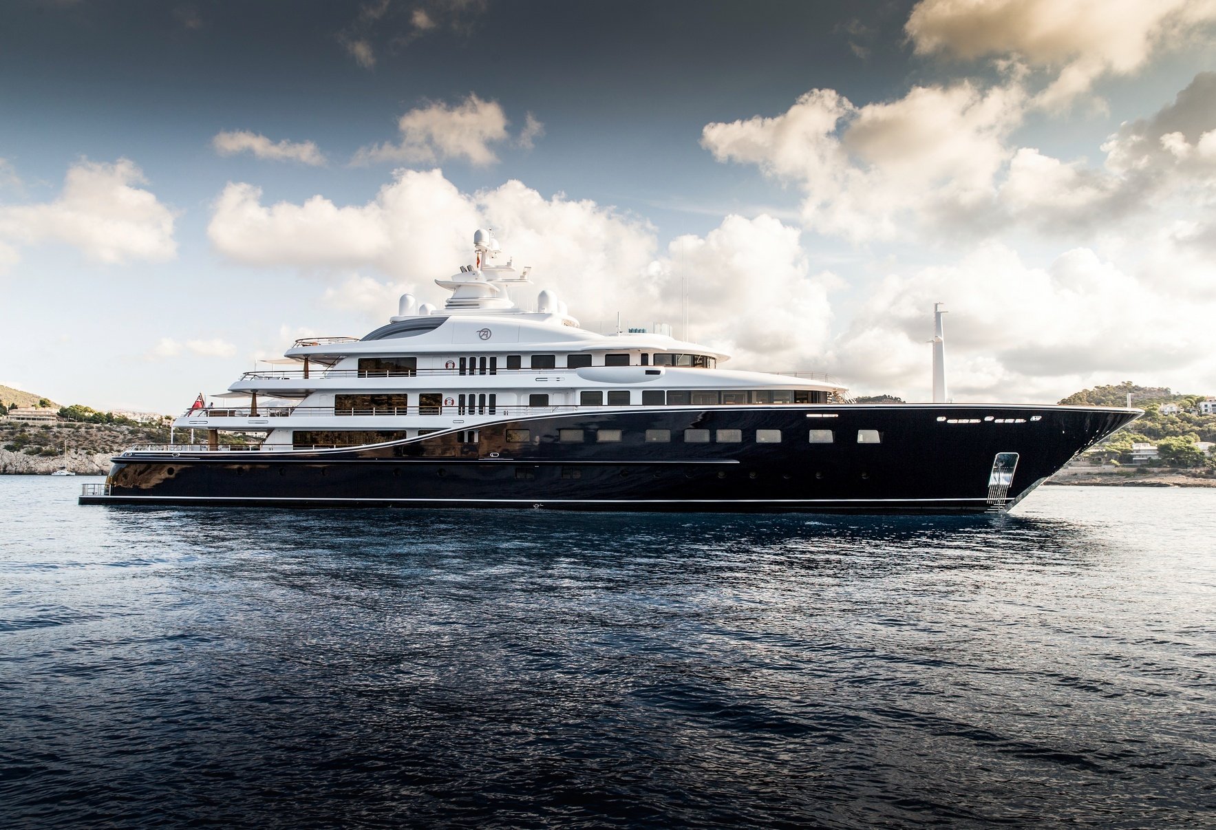 AQUILA yacht exterior profile