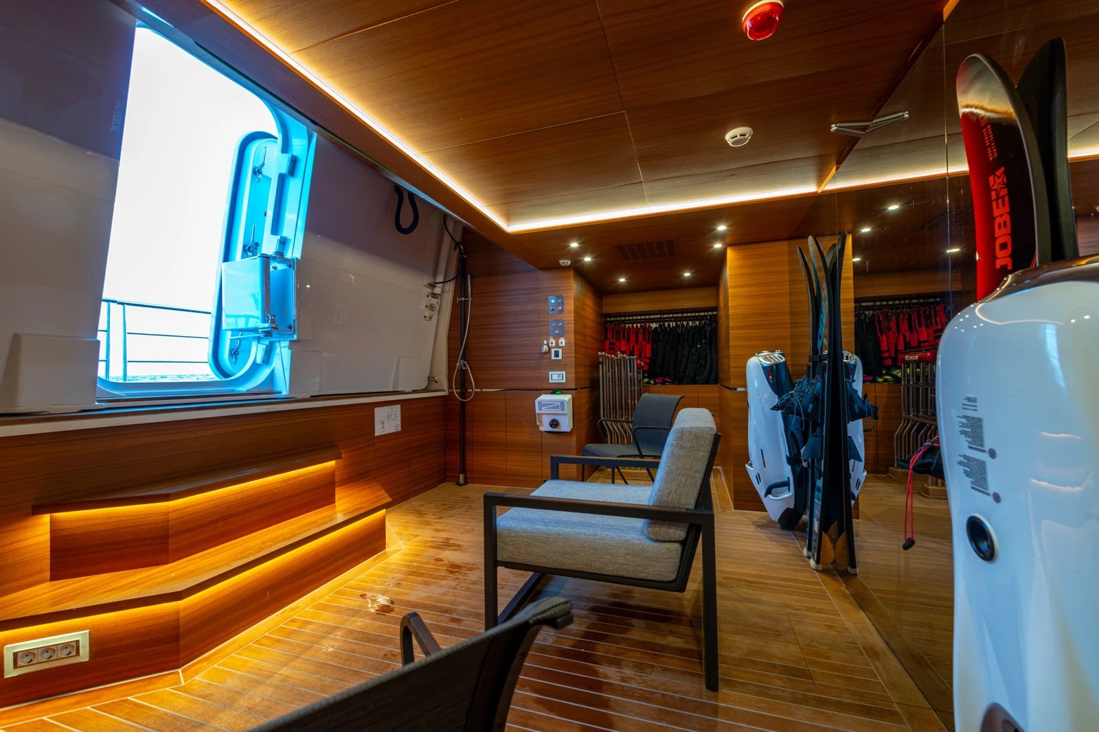 M55 yacht detail photo