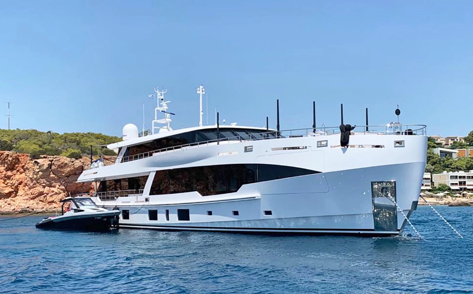 M55 yacht exterior profile