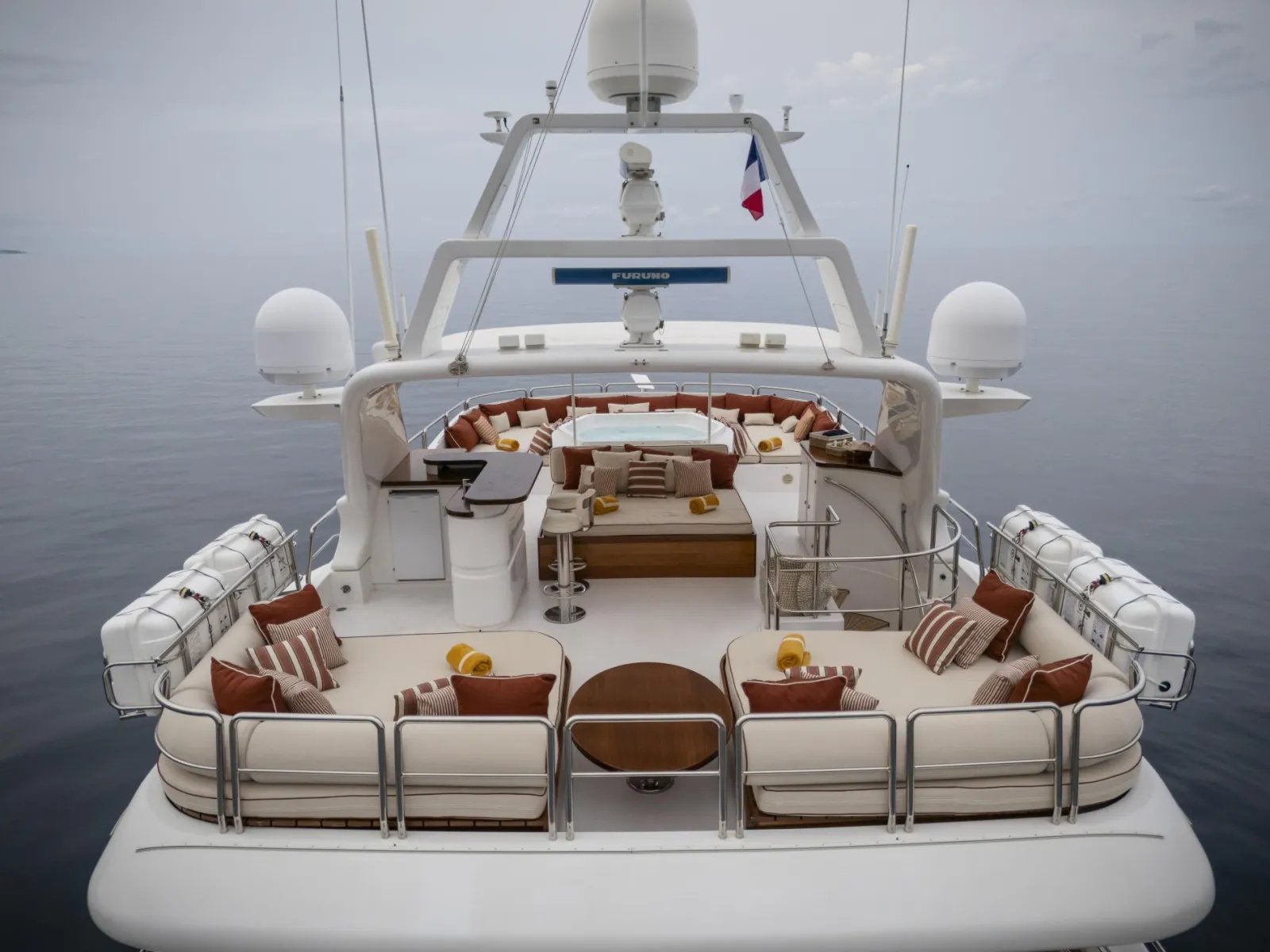 Loulou lifestyle & amenities image 1
